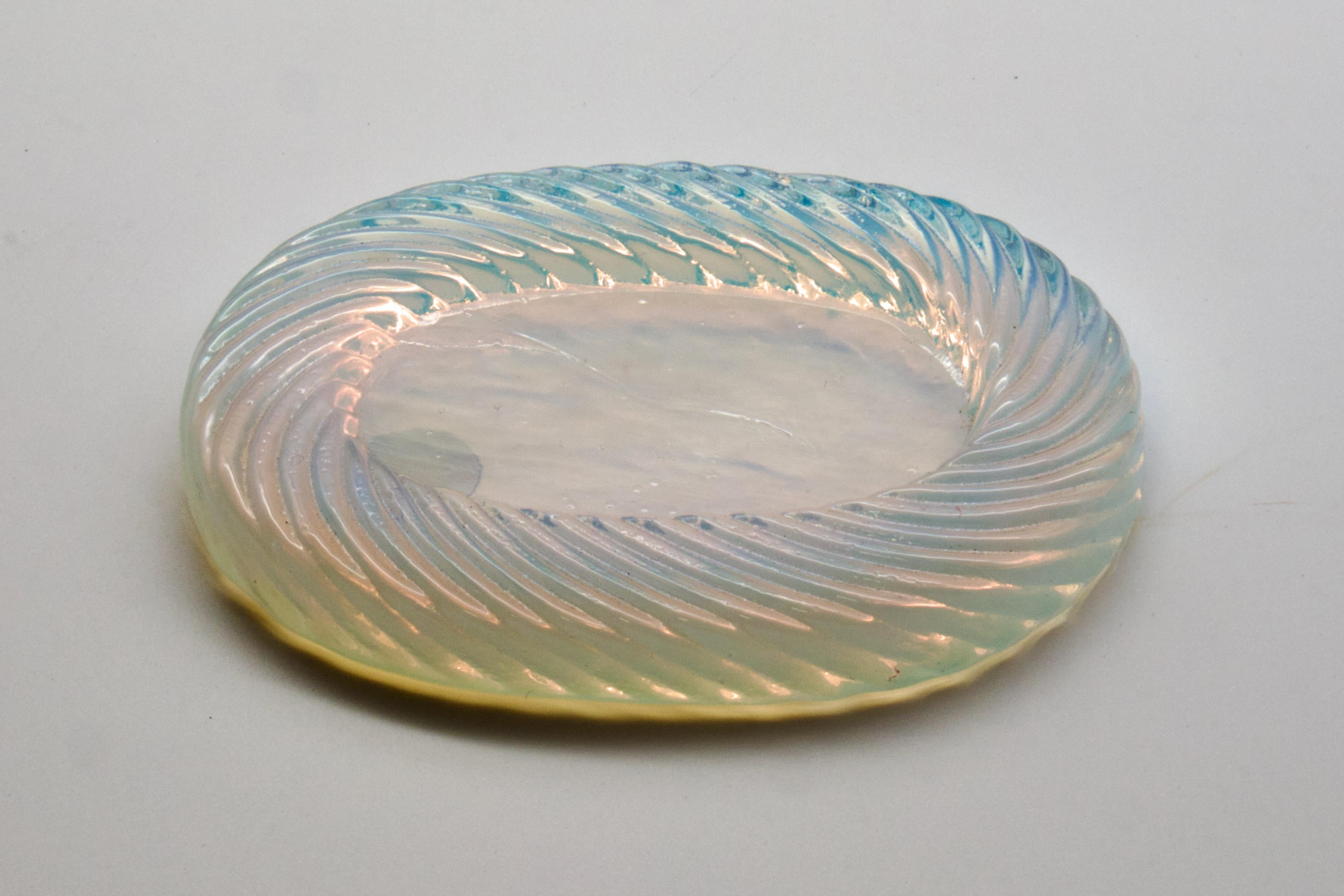 1980s Opaline Murano Italian Vide-Poche Catchall Bowl, Hollywood Regency Style For Sale 7