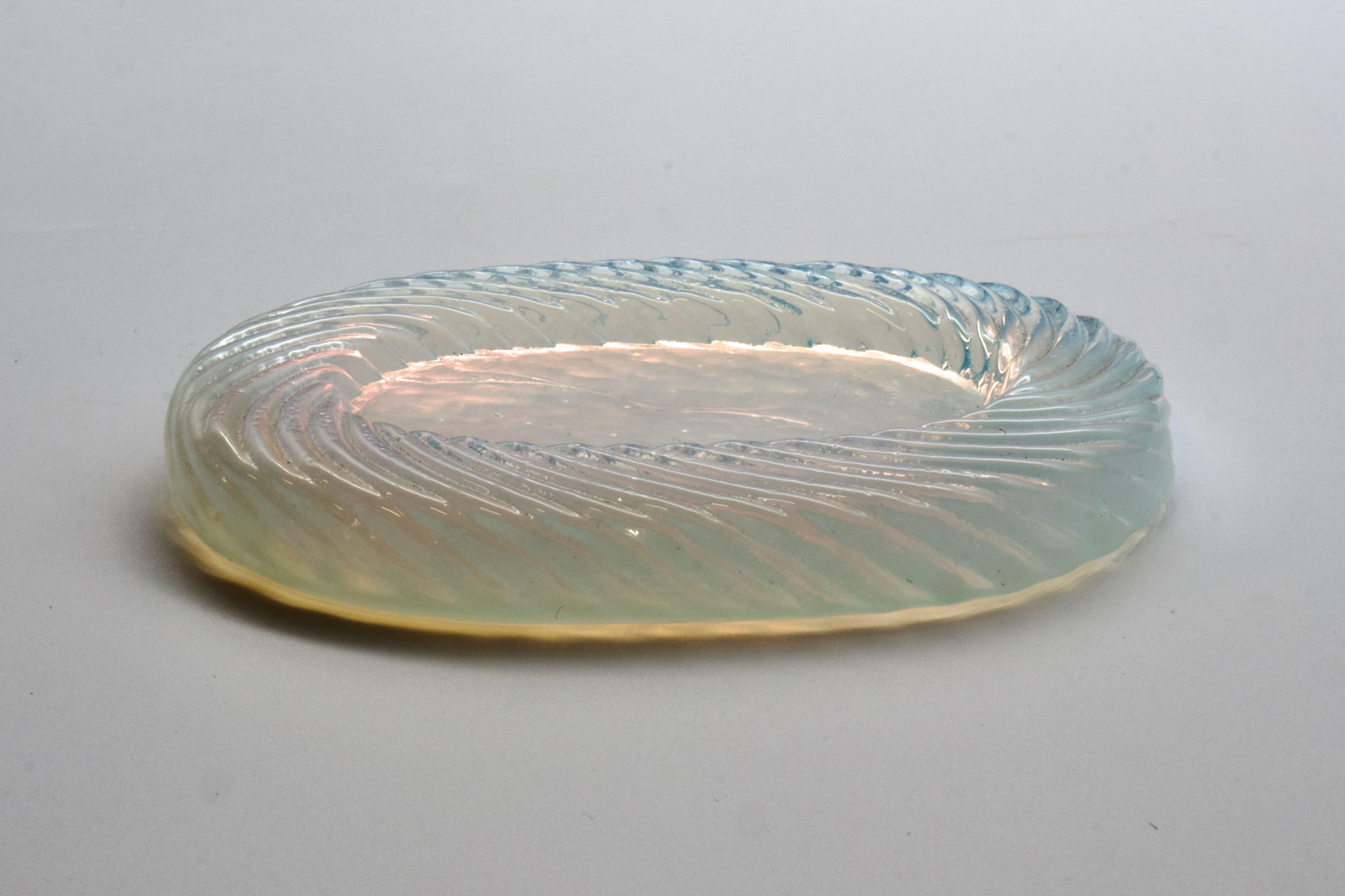 1980s Opaline Murano Italian Vide-Poche Catchall Bowl, Hollywood Regency Style For Sale 4