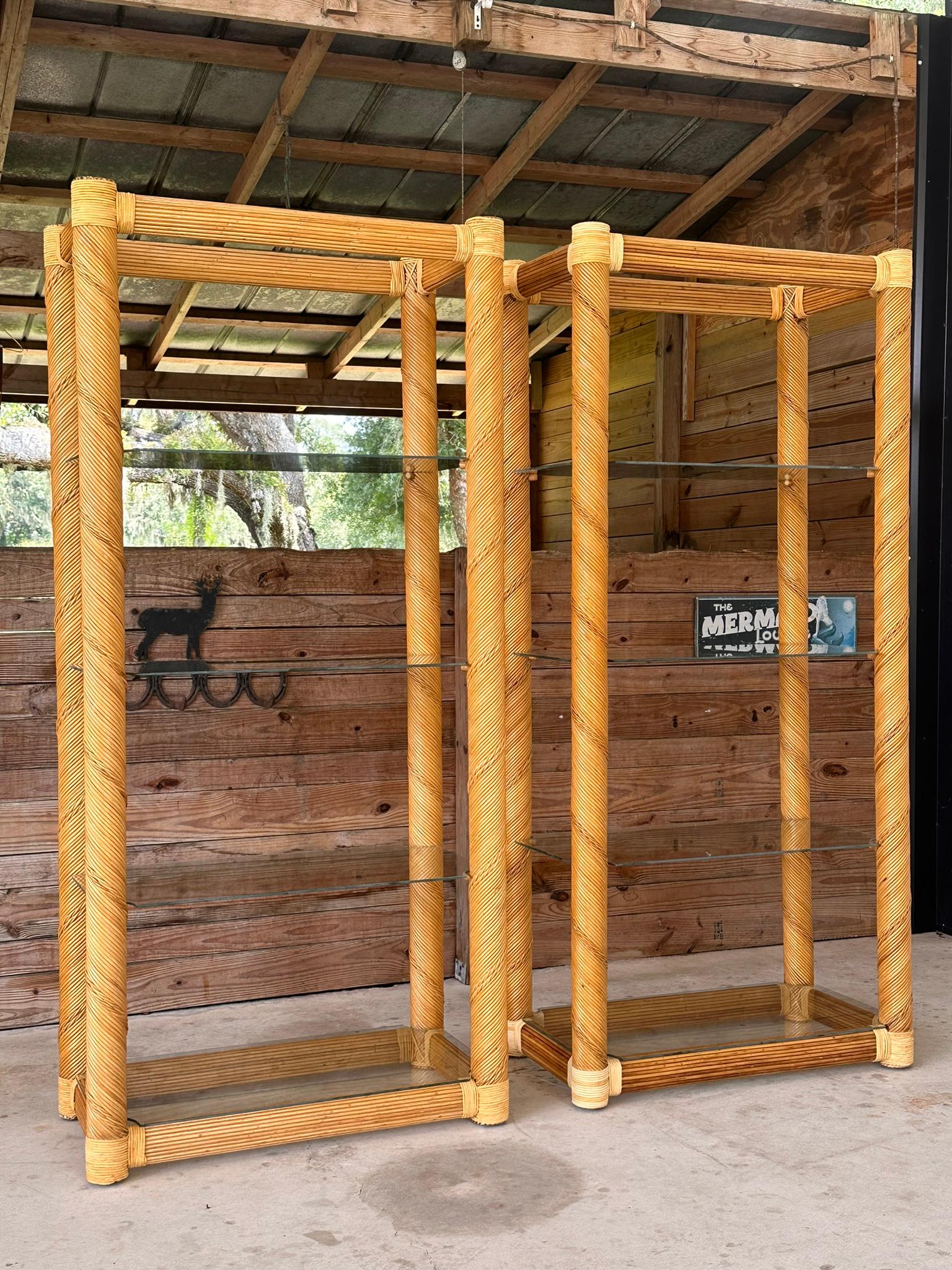 Bringen Sie einen Hauch von Vintage-Raffinesse in Ihren Raum mit diesem Paar Organic Modern restaurierter geflochtener Rattan-Etagen aus den 1980er Jahren.
Jedes Stück zeigt kunstvoll gedrehte und geflochtene Rattansäulen, die fachmännisch