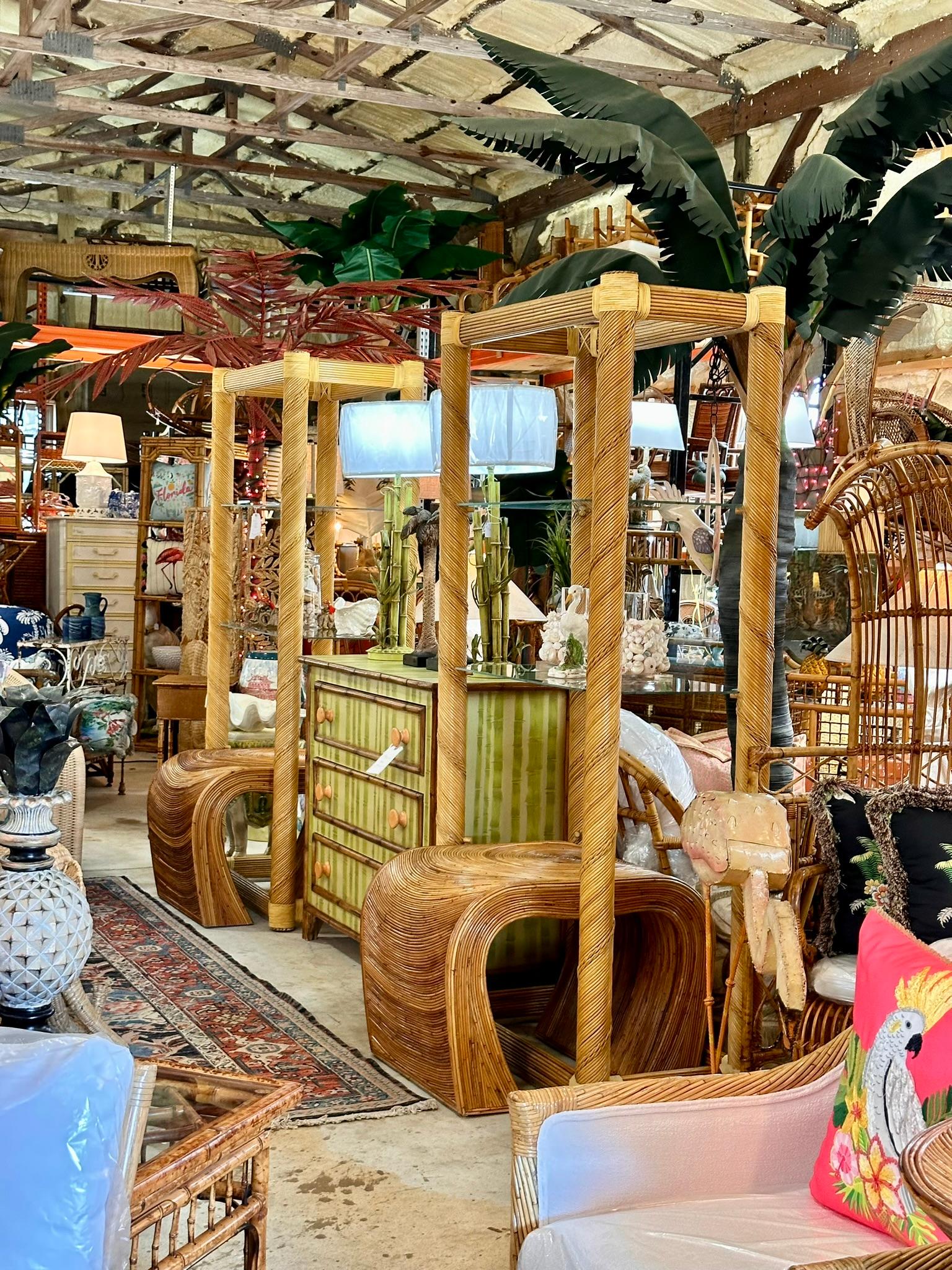 Restauriertes, gedrehtes Rattan-Etageres-Paar, Organische Moderne der 1980er Jahre im Angebot 15