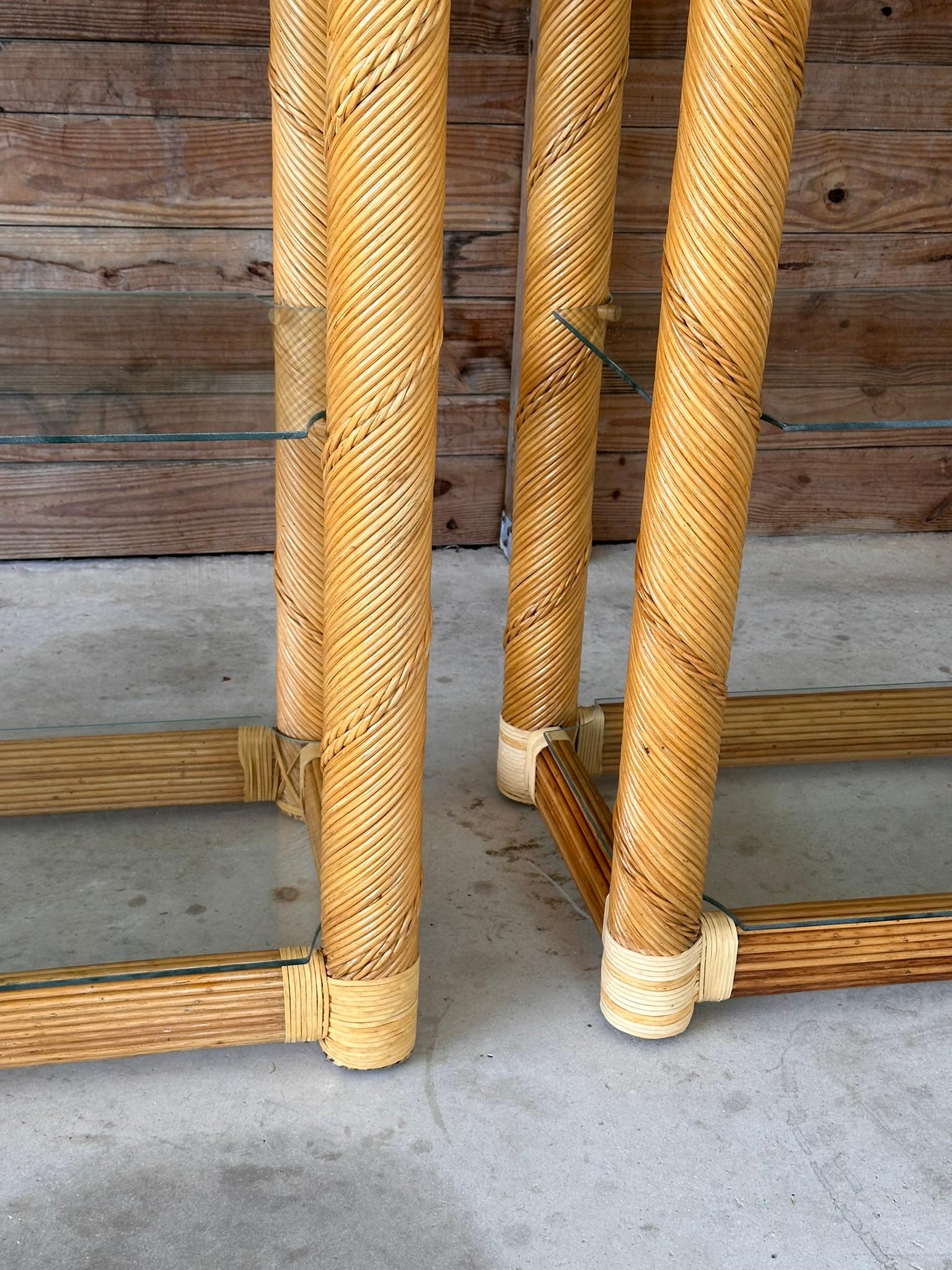 Restauriertes, gedrehtes Rattan-Etageres-Paar, Organische Moderne der 1980er Jahre im Zustand „Gut“ im Angebot in North Fort Myers, FL