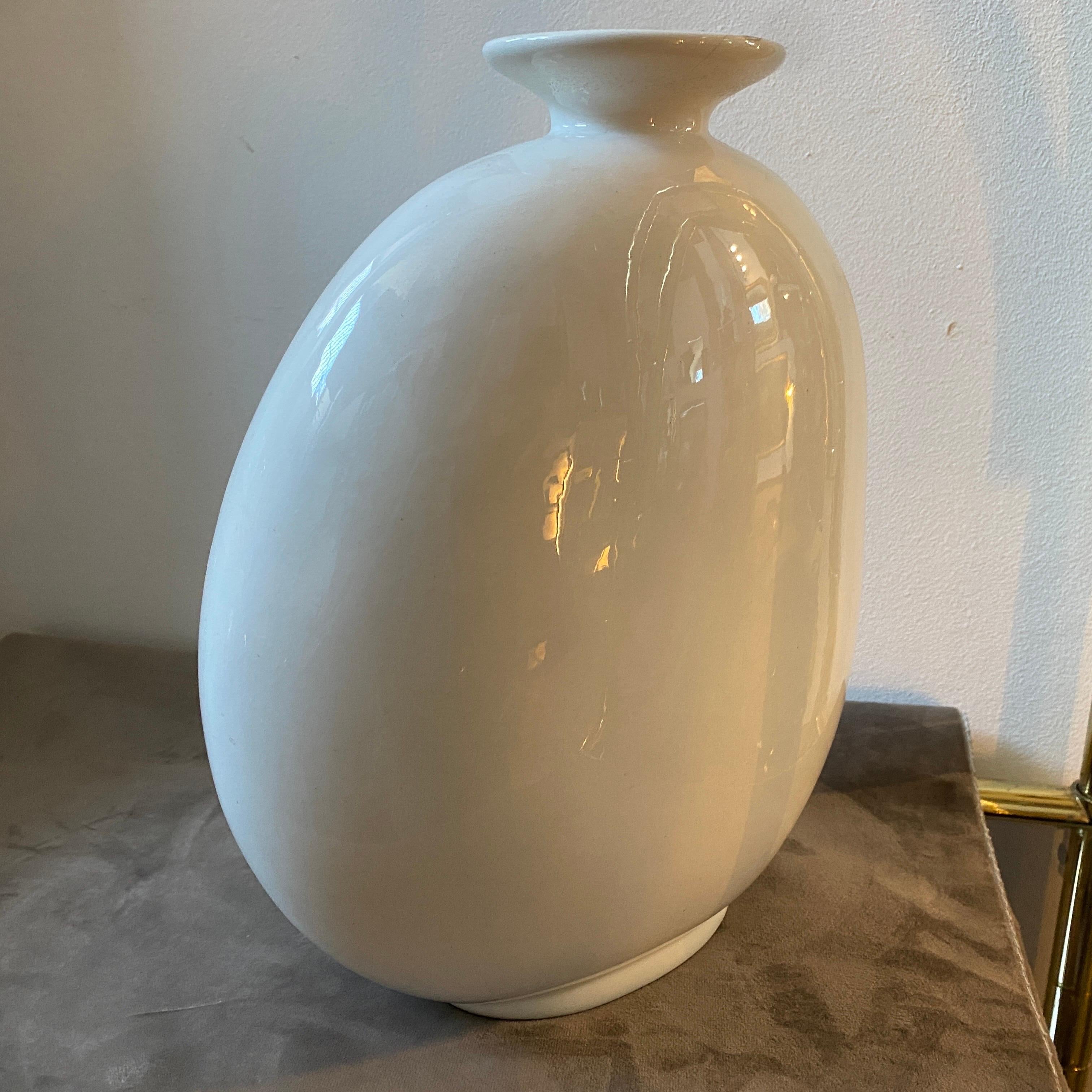 1980s Organic Modern White Ceramic Italian Oval Vase by Ceramica Plinio In Good Condition For Sale In Aci Castello, IT