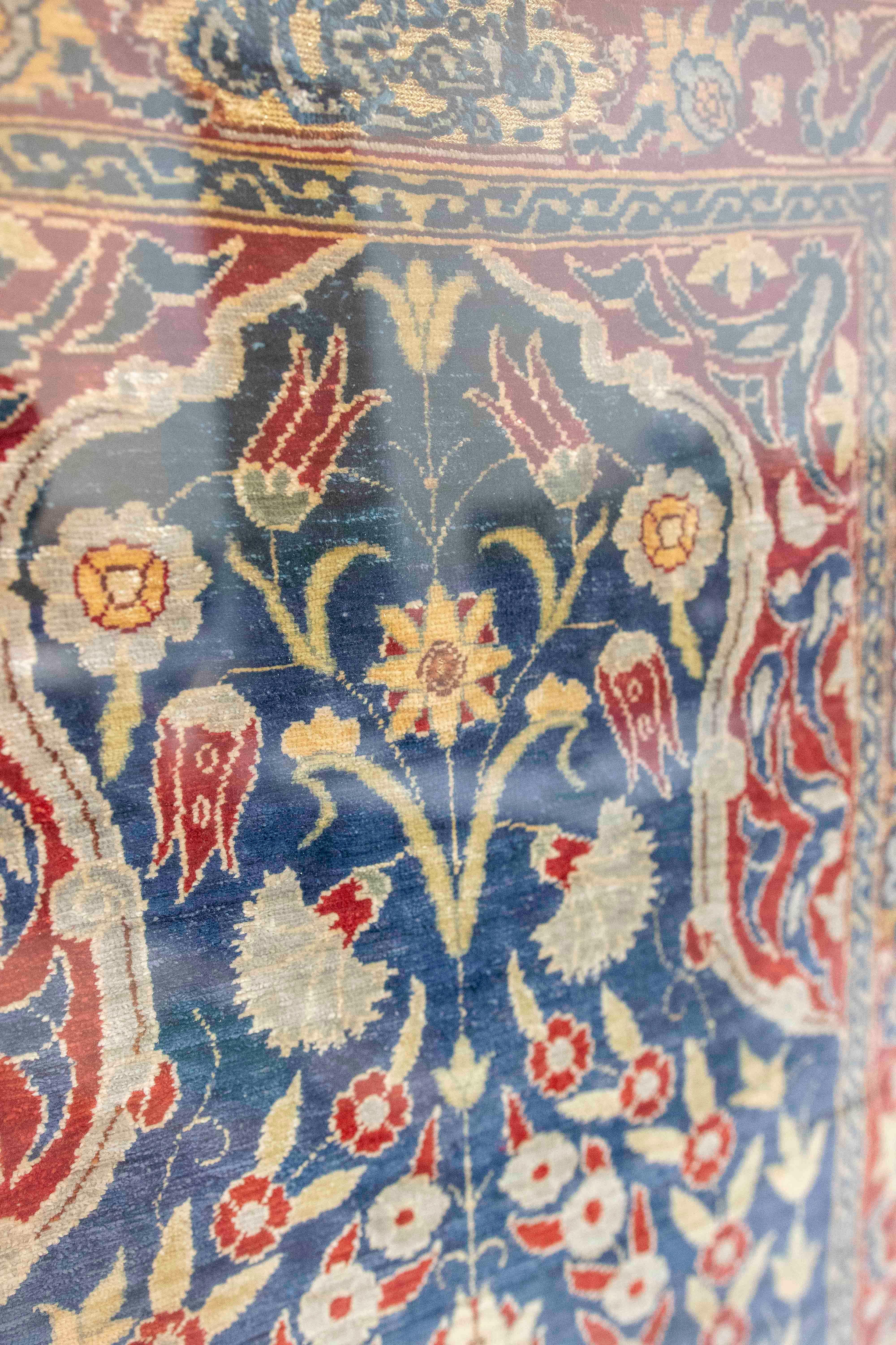 Arazzo floreale orientale degli anni '80 con vaso da centrotavola in vendita 3