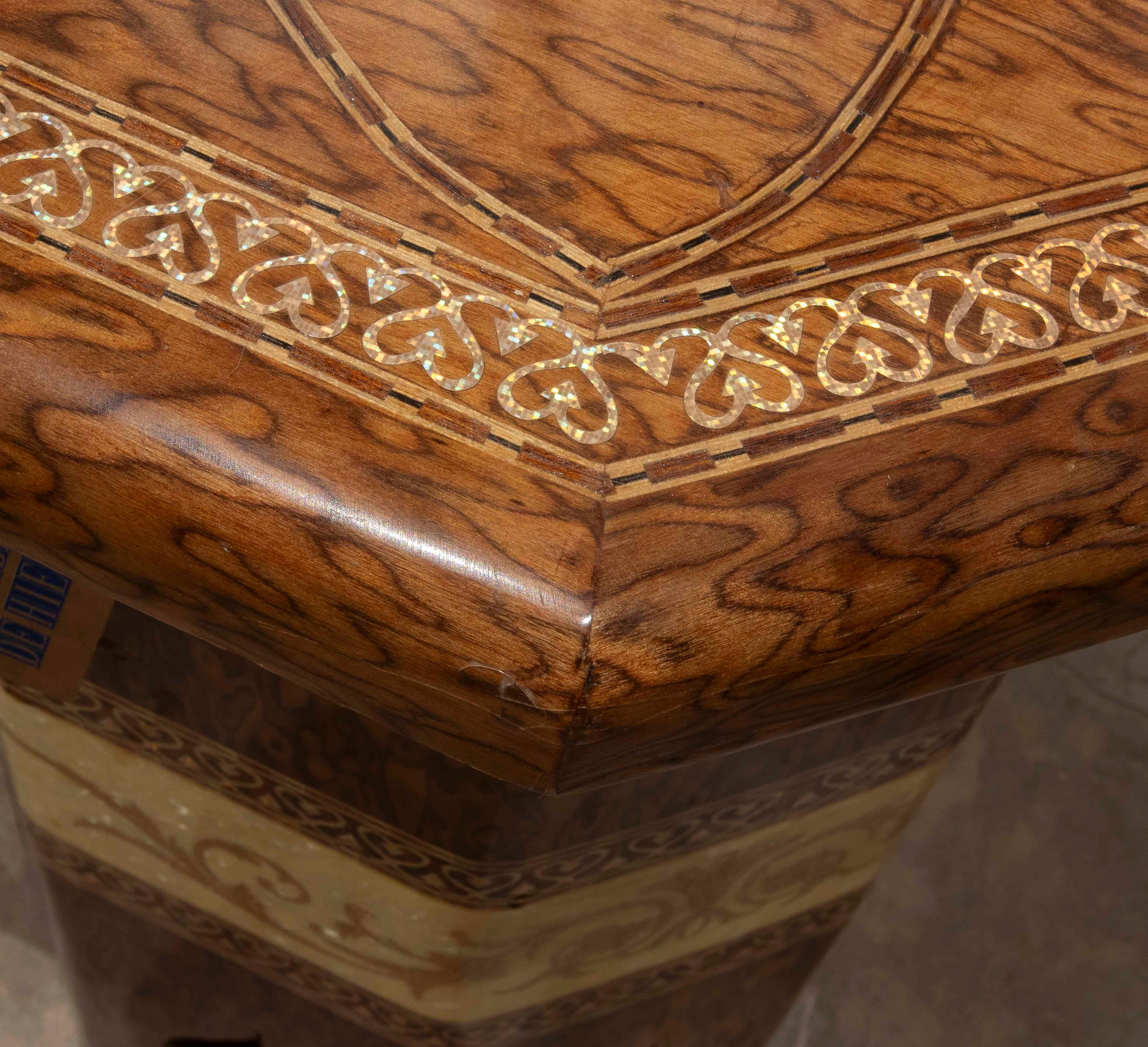1980s  Oriental Style Octagonal Side Table in Wood and Resin For Sale 4