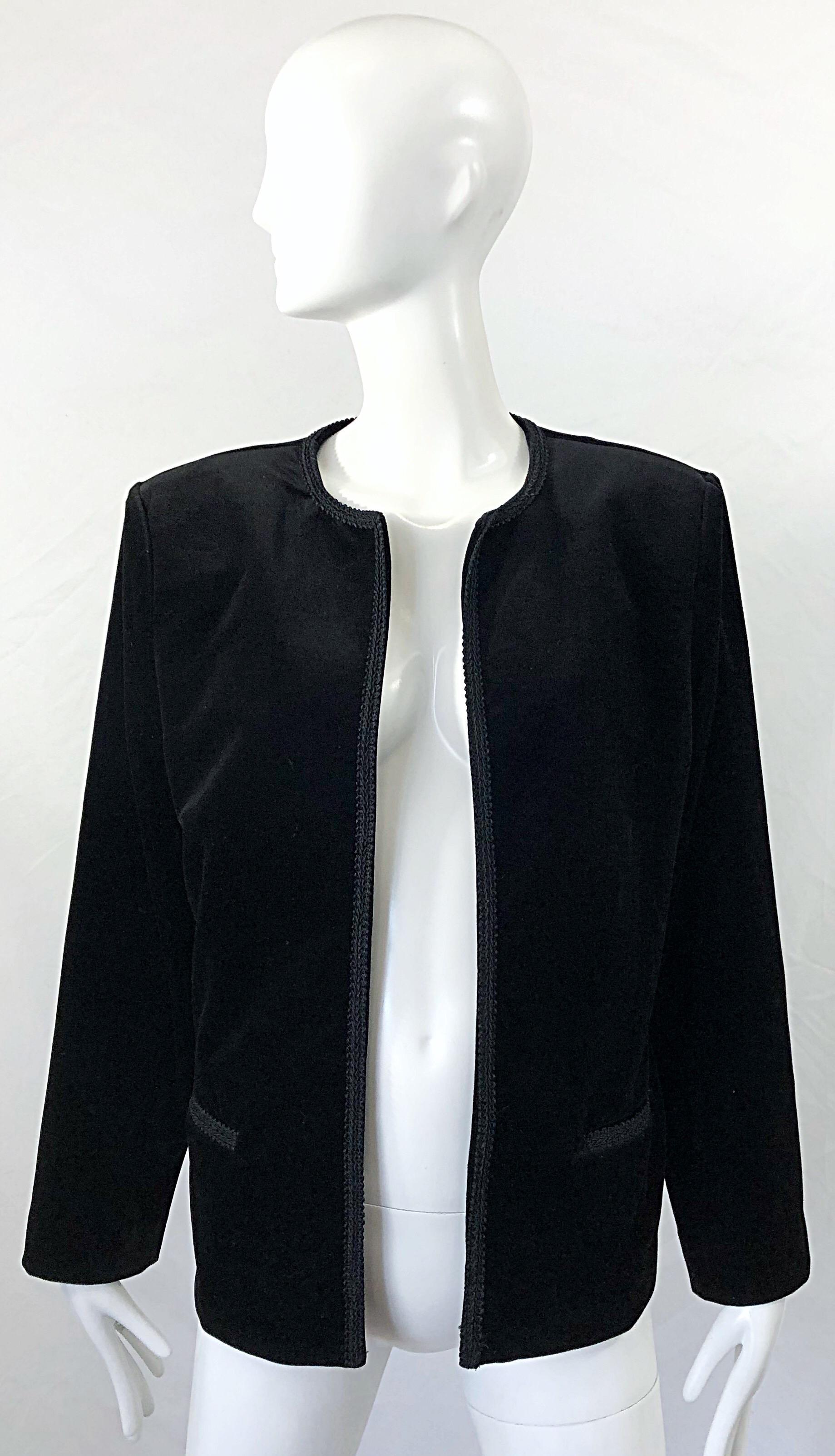 Chic 1980s OSCAR DE LA RENTA black cotton velvet Size 16 jacket ! Features an open front with embrodiered cording down the front and at each pocket. Can easily be dressed up or down. Great with jeans, trosuers, a skirt, or over a dress.
In great