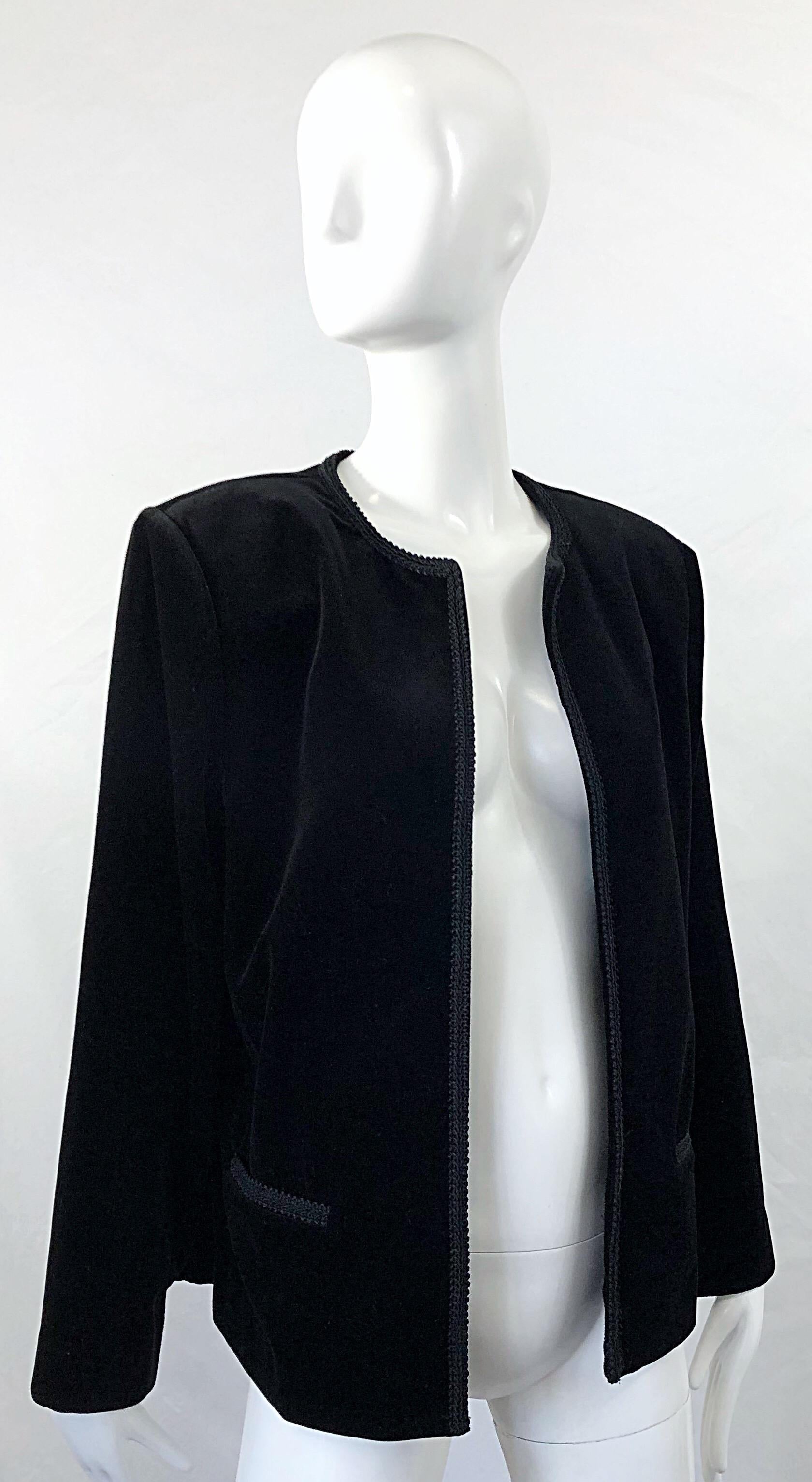 1980s Oscar de la Renta Size 16 Black Velvet Embroidered Vintage 80s Jacket For Sale 2