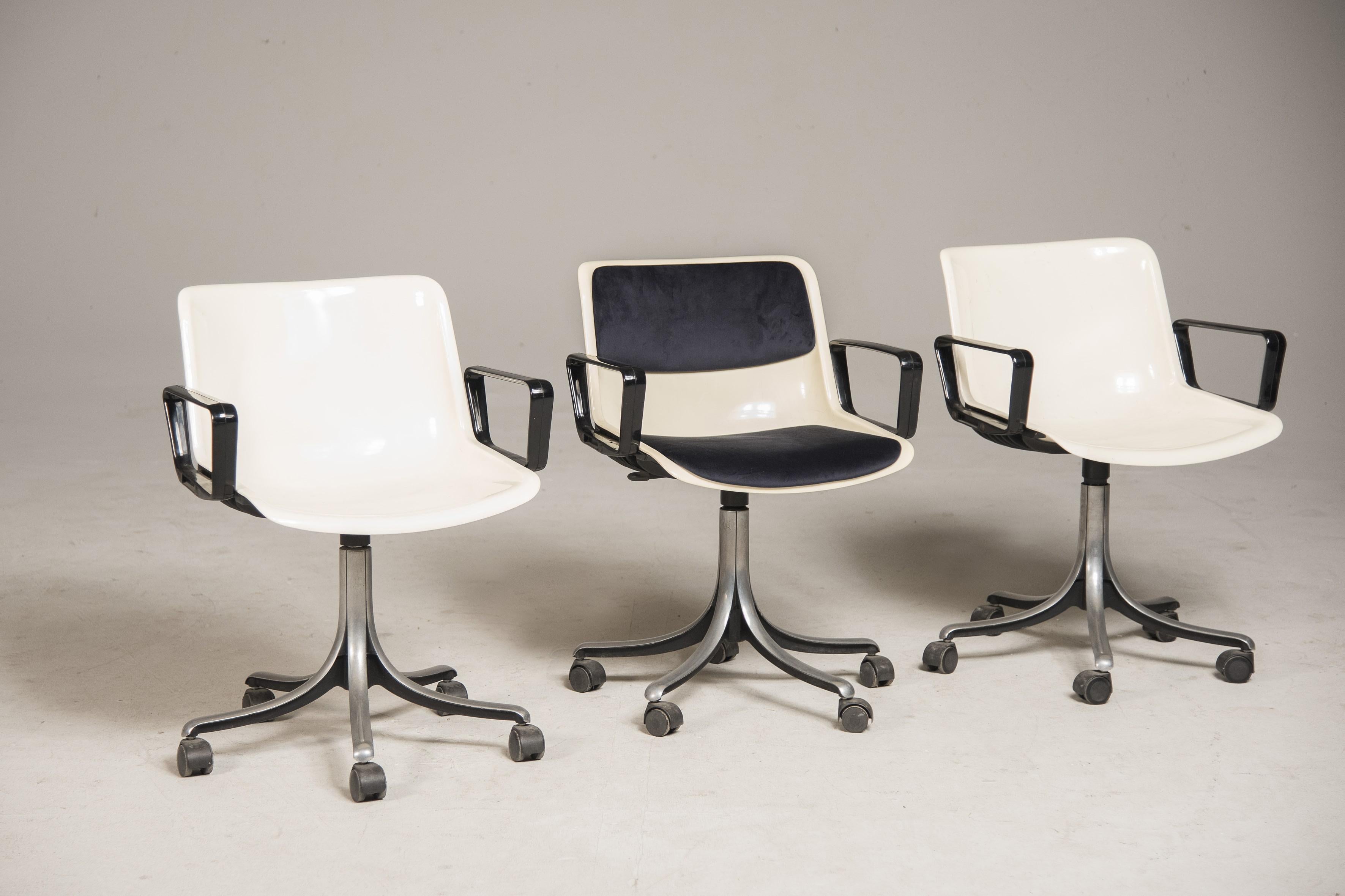 Drei Bürodrehstühle von Osvaldo Borsani für Tecno, hergestellt in Italien in den 1980er Jahren. Auf der Unterseite gestempelt und an der Seite mit Tecno gekennzeichnet. Die Drehstühle sind aus weißem  Plastik. Der Rollsockel ist aus 5-Sterne-Metall.
