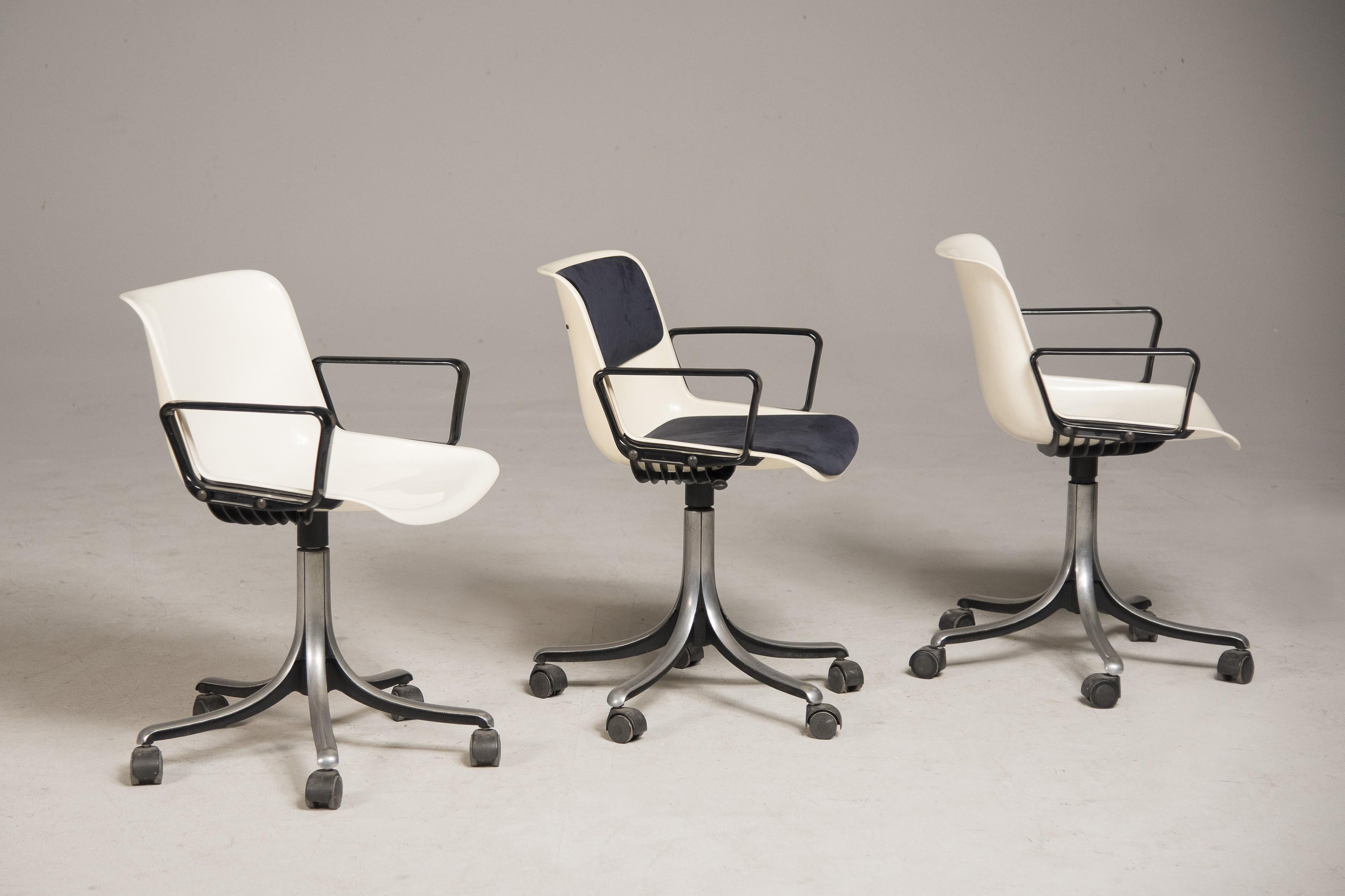 Osvaldo Borsani Weiße, drehbare Bürostühle mit Rädern, 1980er Jahre  (Moderne) im Angebot