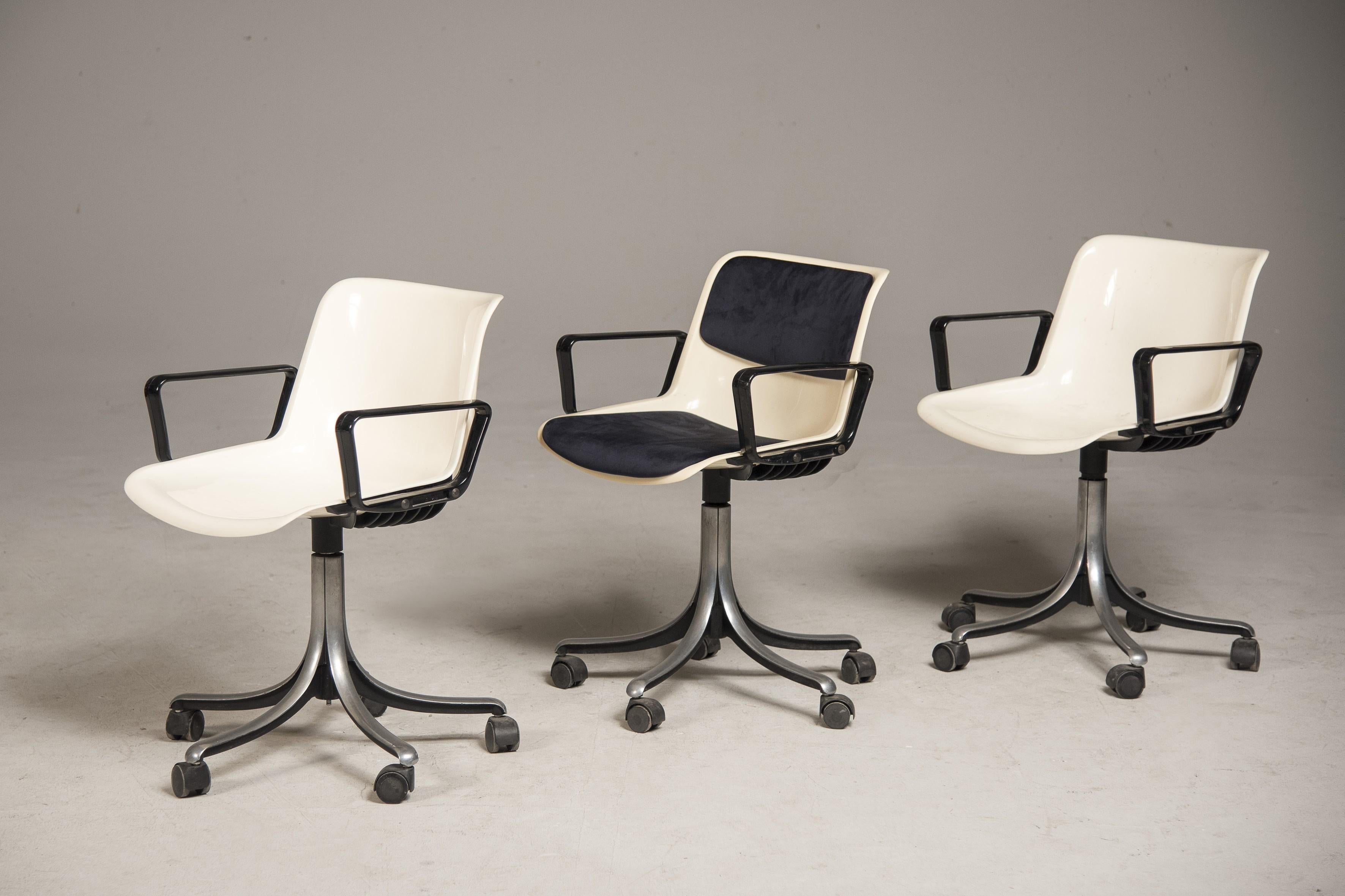 Italian 1980s Osvaldo Borsani Swivel Wheeled White Office Chairs  For Sale