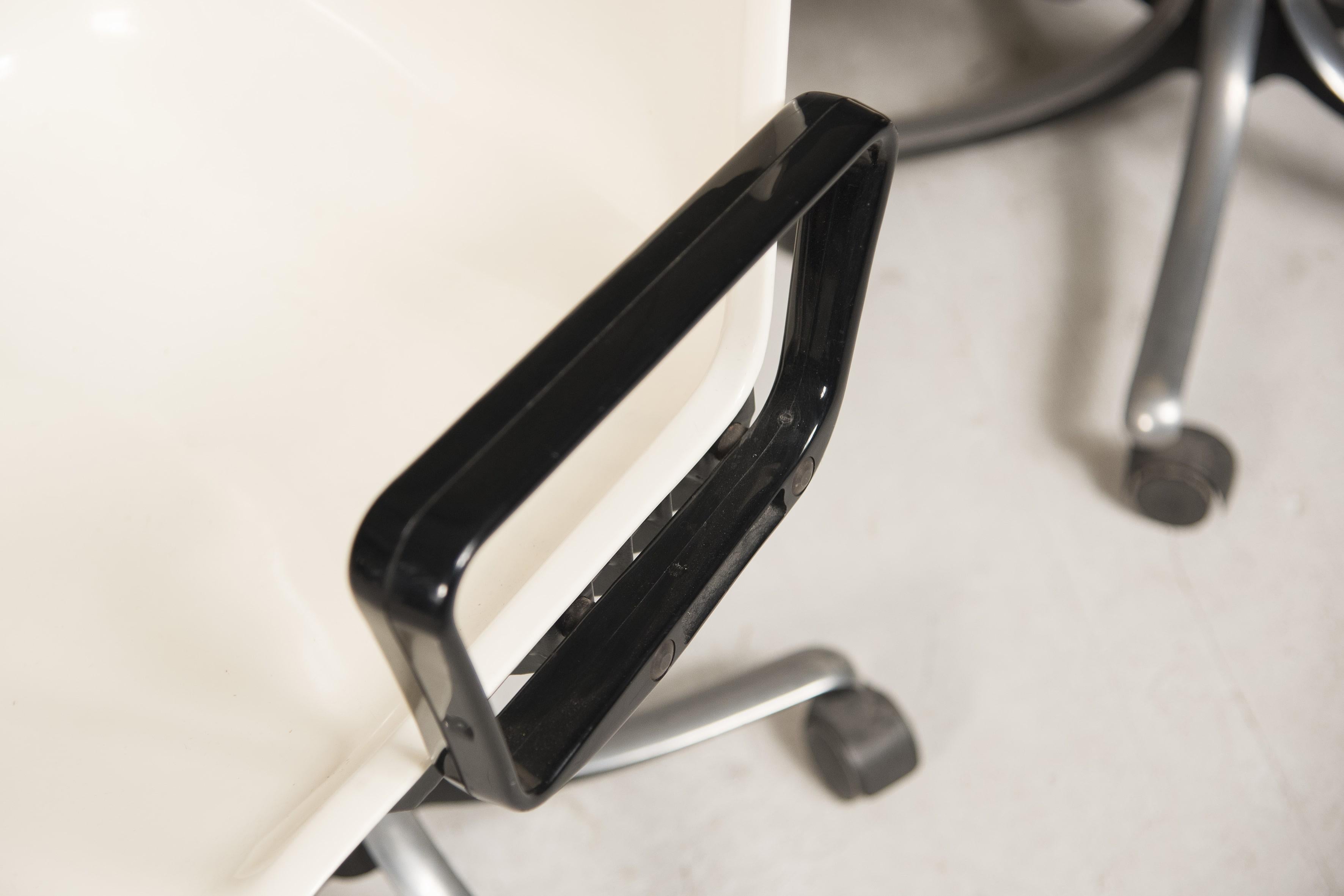 Late 20th Century 1980s Osvaldo Borsani Swivel Wheeled White Office Chairs For Sale