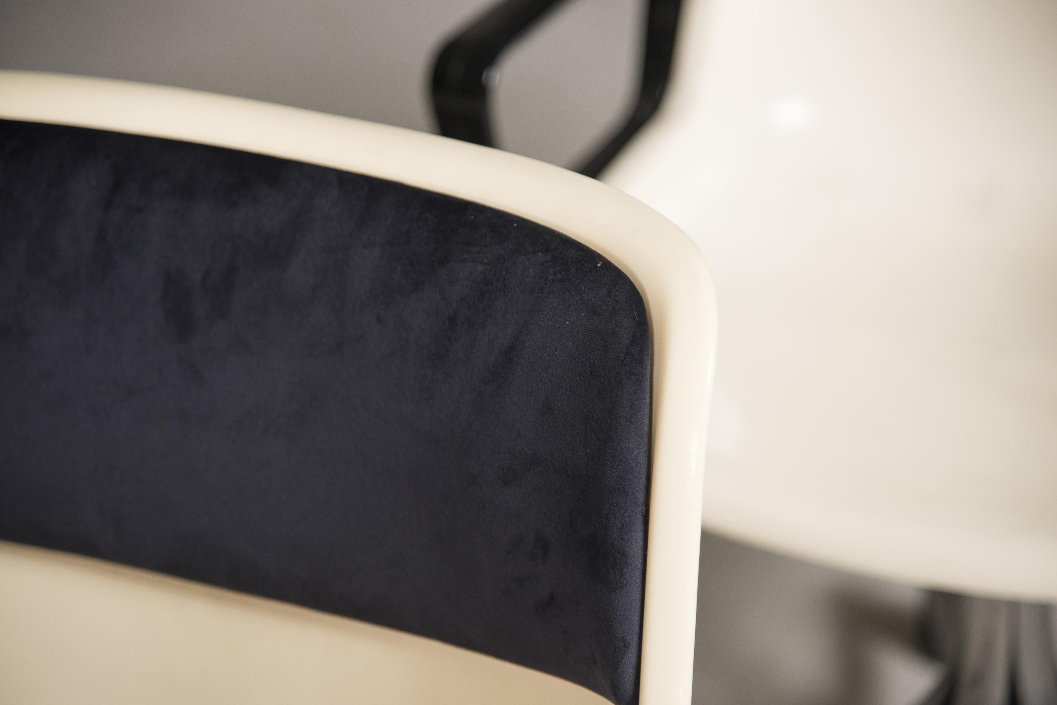 1980s Osvaldo Borsani Swivel Wheeled White Office Chairs  For Sale 1