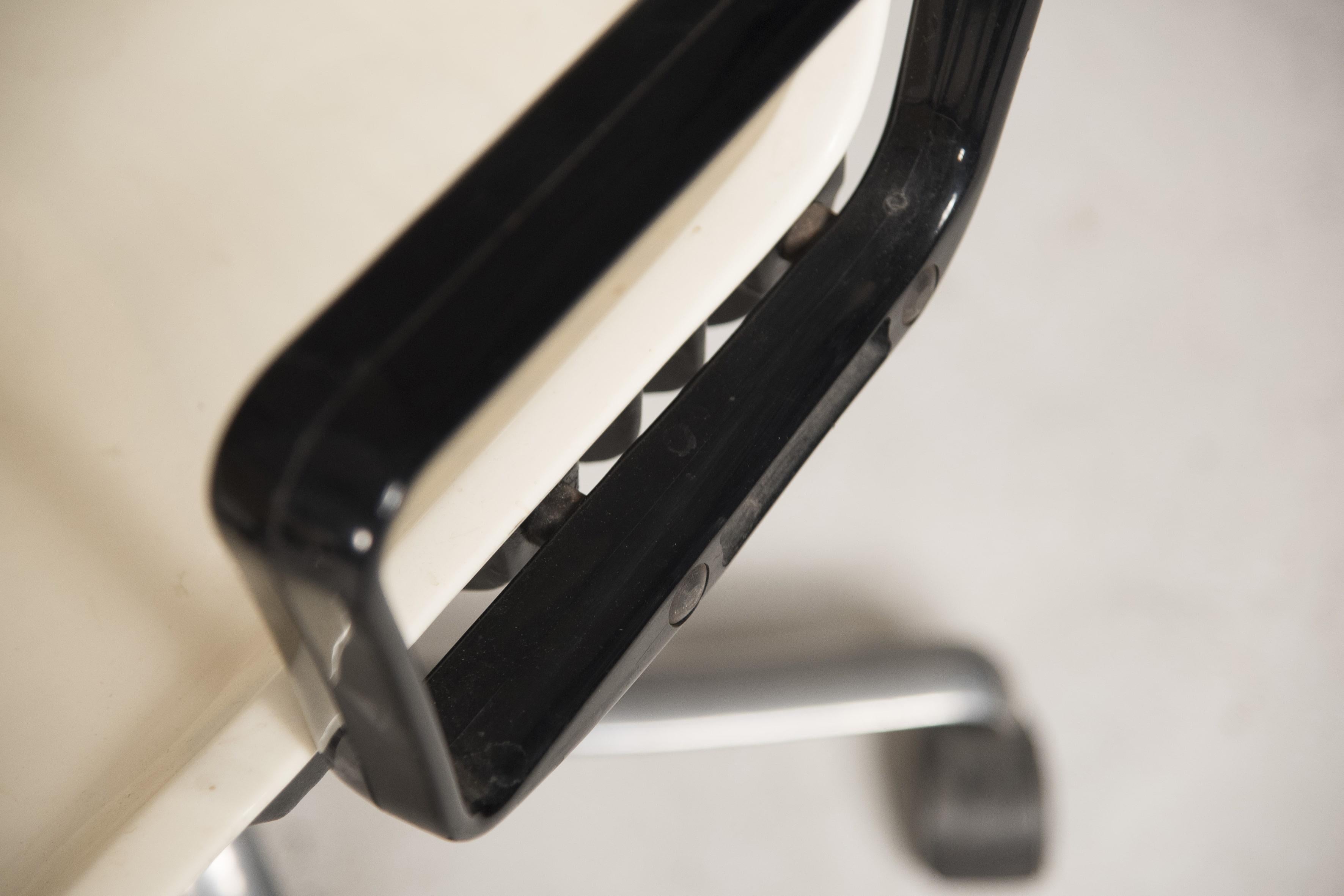 1980s Osvaldo Borsani Swivel Wheeled White Office Chairs For Sale 2