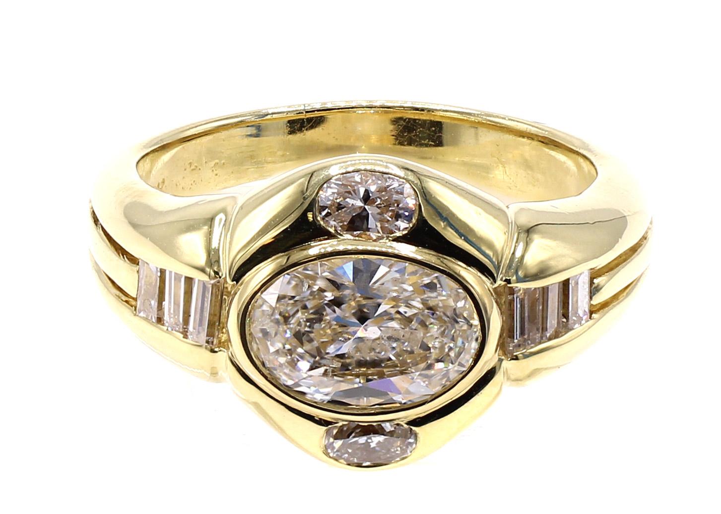 Taille ovale Bague de fiançailles en or jaune 18 carats avec diamant ovale certifié des années 1980 en vente