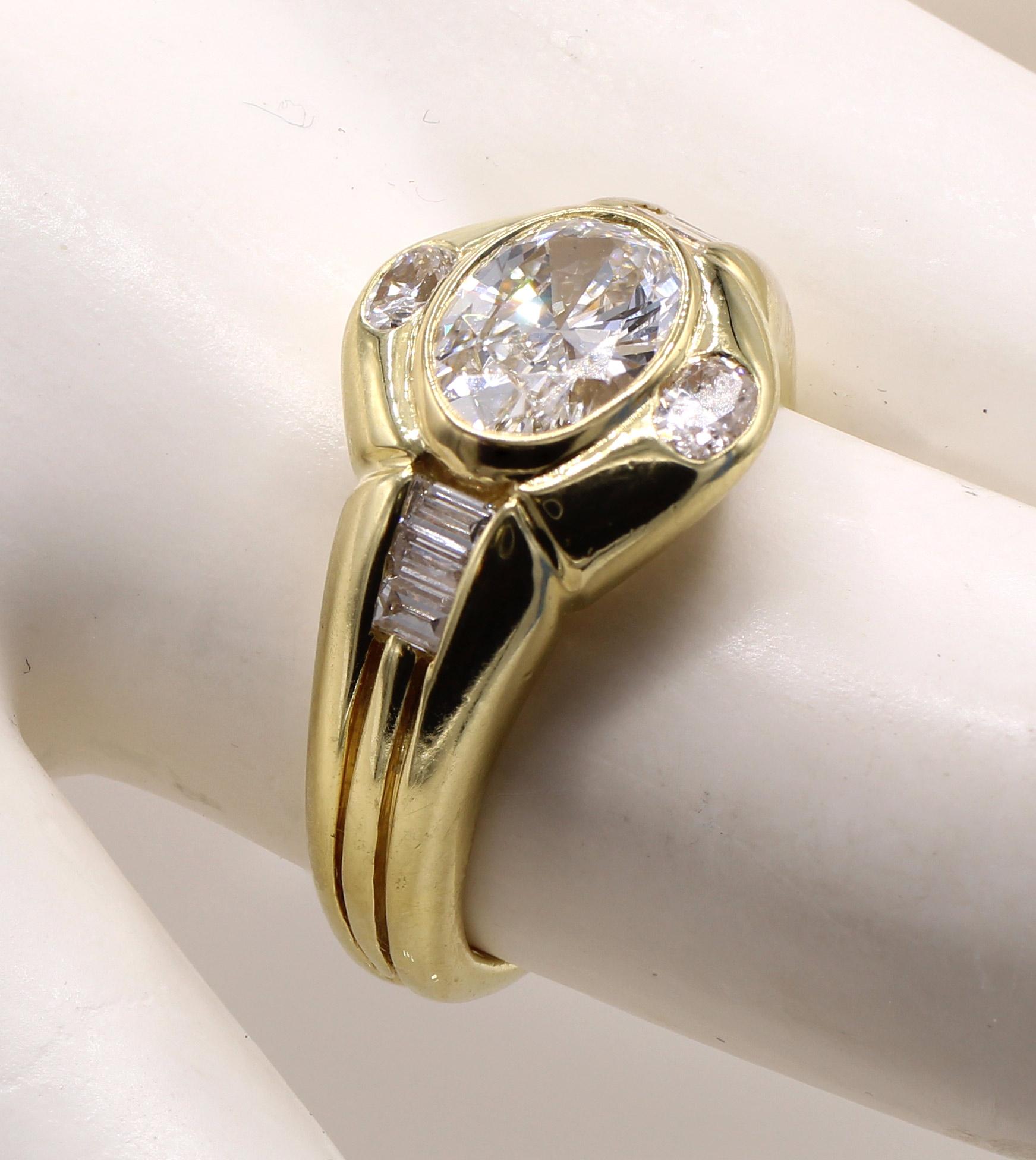 Bague de fiançailles en or jaune 18 carats avec diamant ovale certifié des années 1980 Unisexe en vente