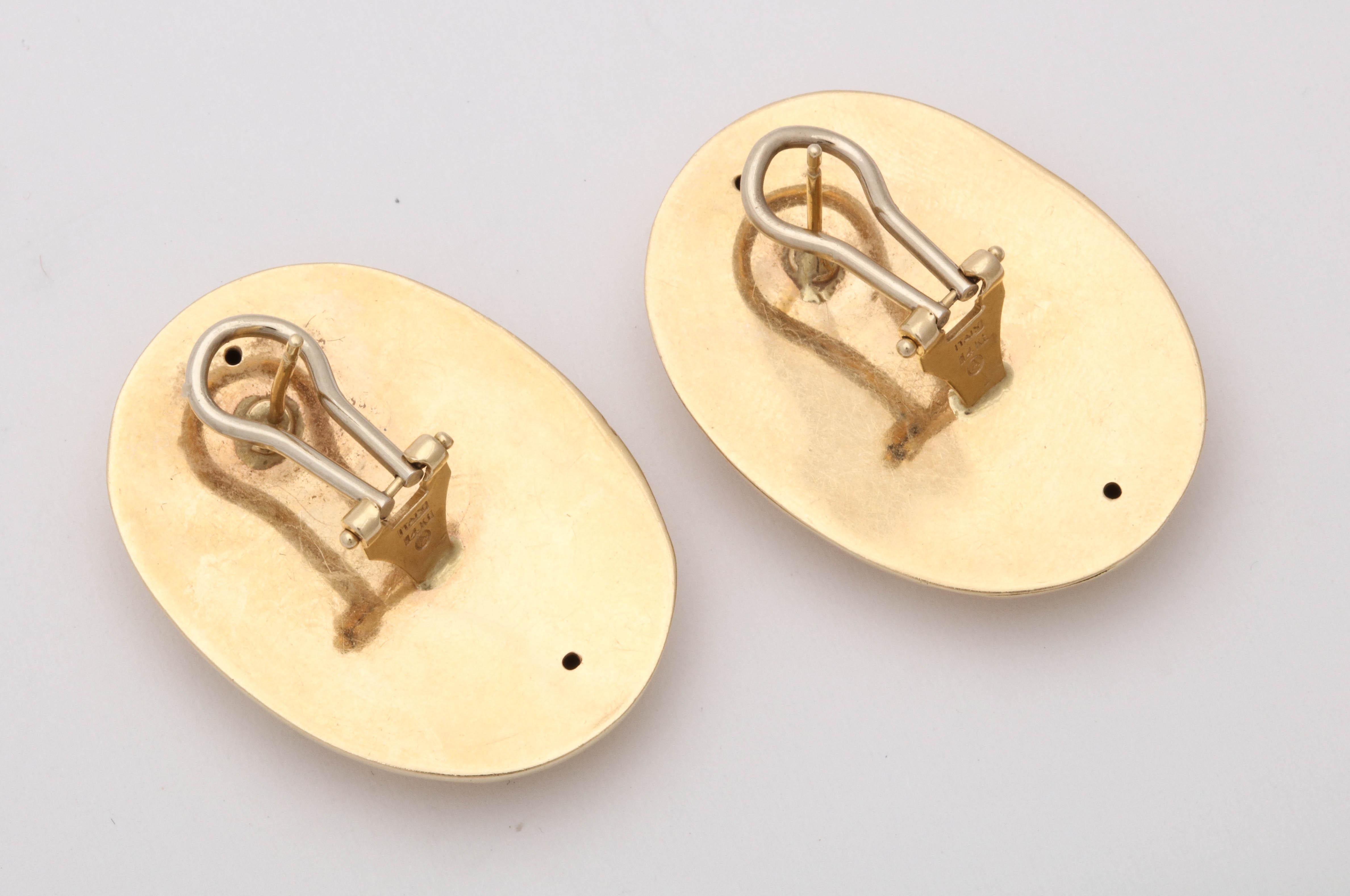 1980s Oval Shaped High Polish Ridged Gold Textured Earclips with Posts In Good Condition In New York, NY