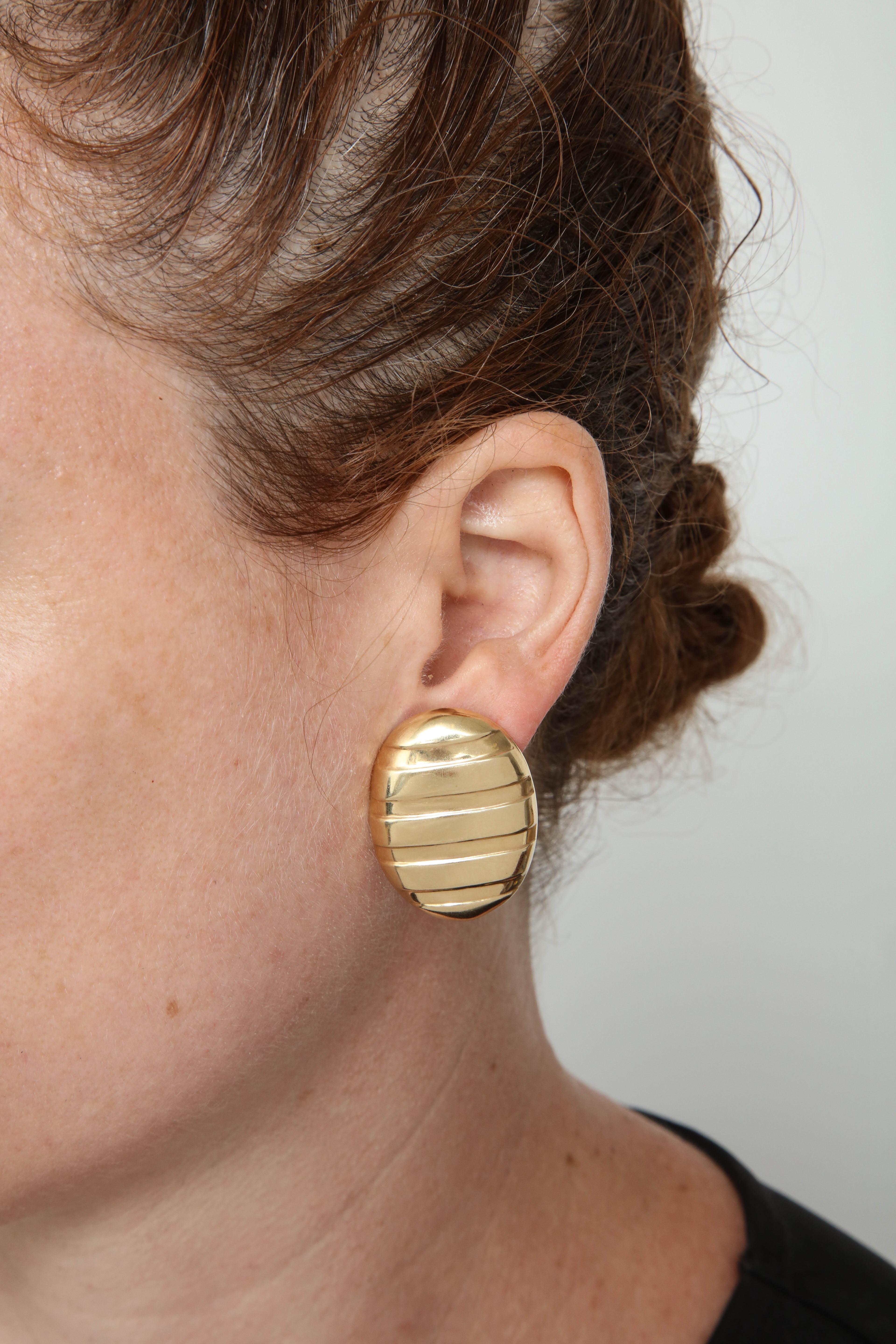 1980s Oval Shaped High Polish Ridged Gold Textured Earclips with Posts 3