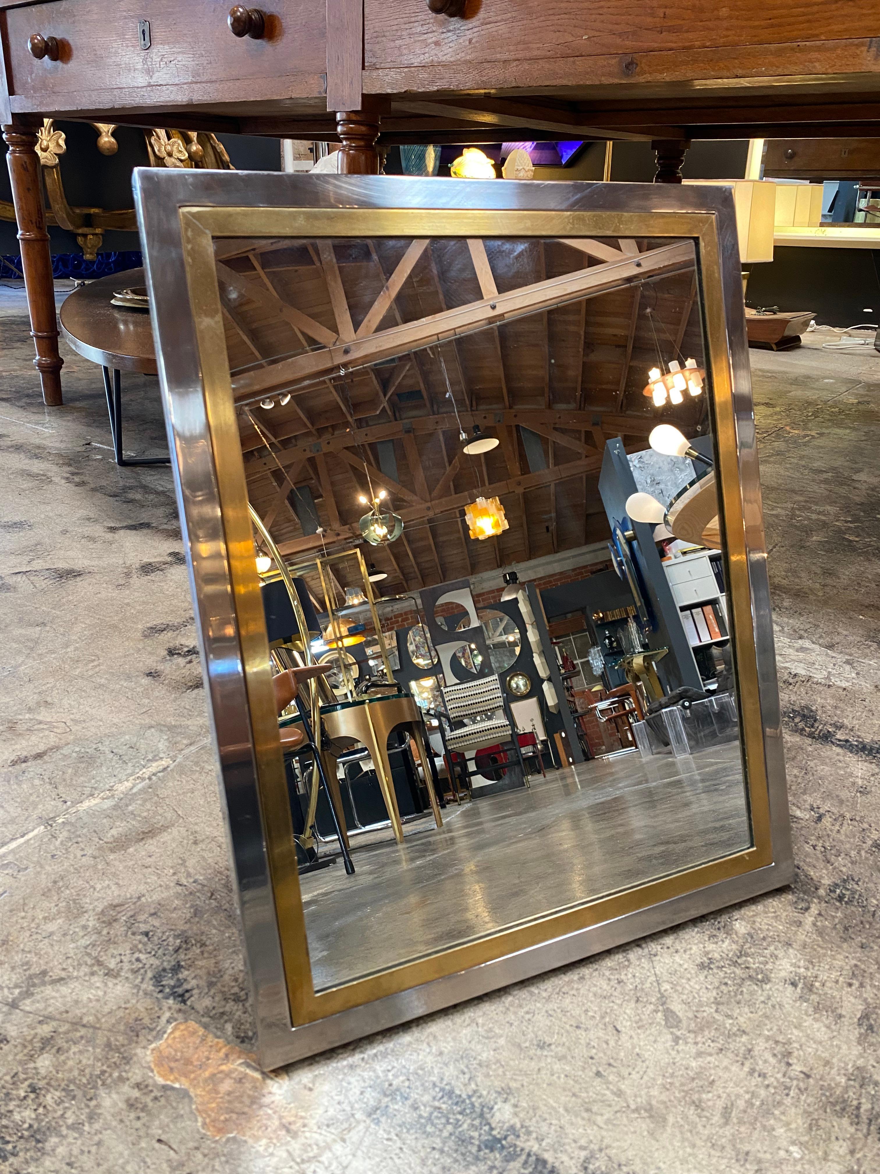 Magnifique miroir de table surdimensionné du milieu du siècle dernier, fabriqué en chrome et en laiton.
    