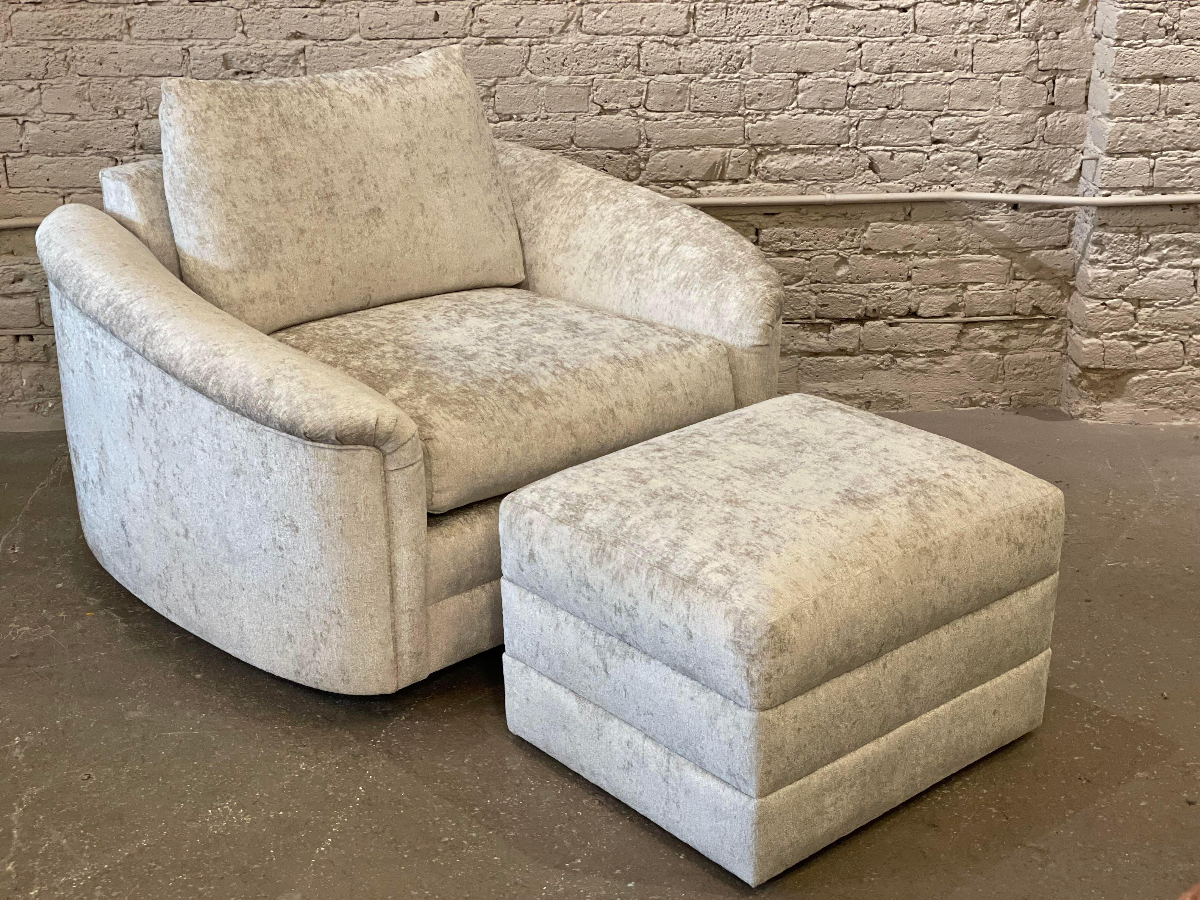 1980s Oversized Postmodern Swivel Chair and Ottoman Reupholstered - Set of 2 In Good Condition For Sale In Chicago, IL