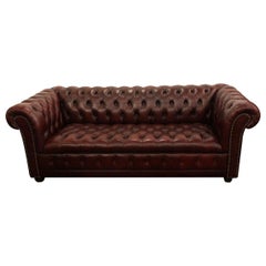 1980er Jahre Oxblood Red Burgunderfarbenes getuftetes Chesterfield-Sofa aus Leder mit Nieten