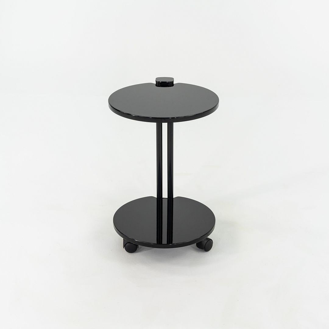Il s'agit d'une table d'appoint laquée noire, attribuée à la Collection Pace. Cette pièce a été fabriquée dans les années 1980 en Italie et est dotée de roulettes pratiques qui facilitent son déplacement. Nous disposons de trois tableaux distincts