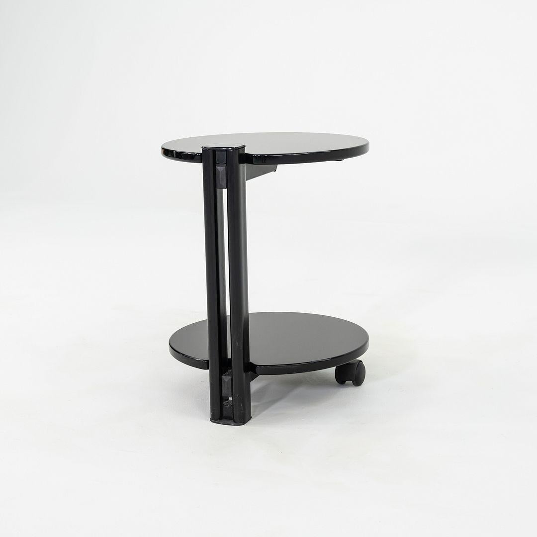 Il s'agit d'une table d'appoint laquée noire, attribuée à la Collection Pace. Cette pièce a été fabriquée dans les années 1980 en Italie et est dotée de roulettes pratiques qui facilitent son déplacement. Nous disposons de trois tableaux distincts