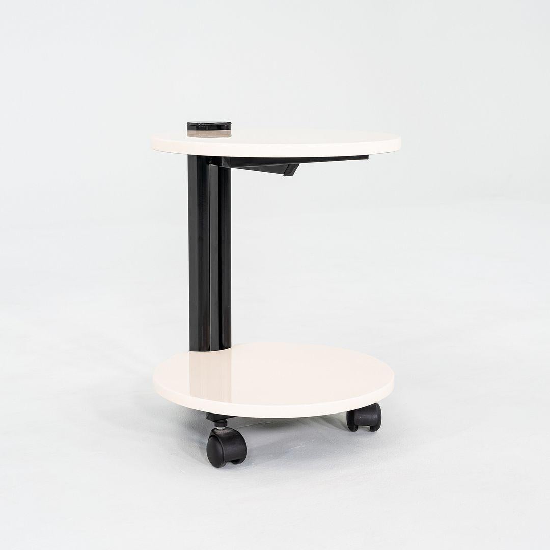 Il s'agit d'une table d'appoint laquée blanche, attribuée à la Collectional. Cette pièce a été fabriquée dans les années 1980 en Italie et est dotée de roulettes pratiques qui facilitent son déplacement.

La table mesure 15,75 pouces de profondeur,
