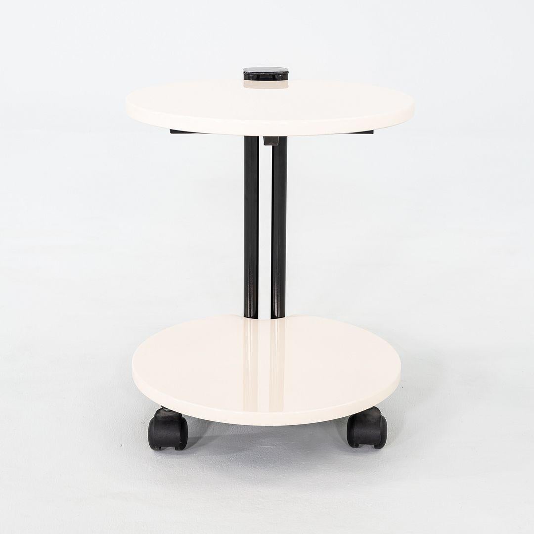 Moderne 1980 Collection Sace Collectional Table d'appoint laquée blanche sur roulettes en vente