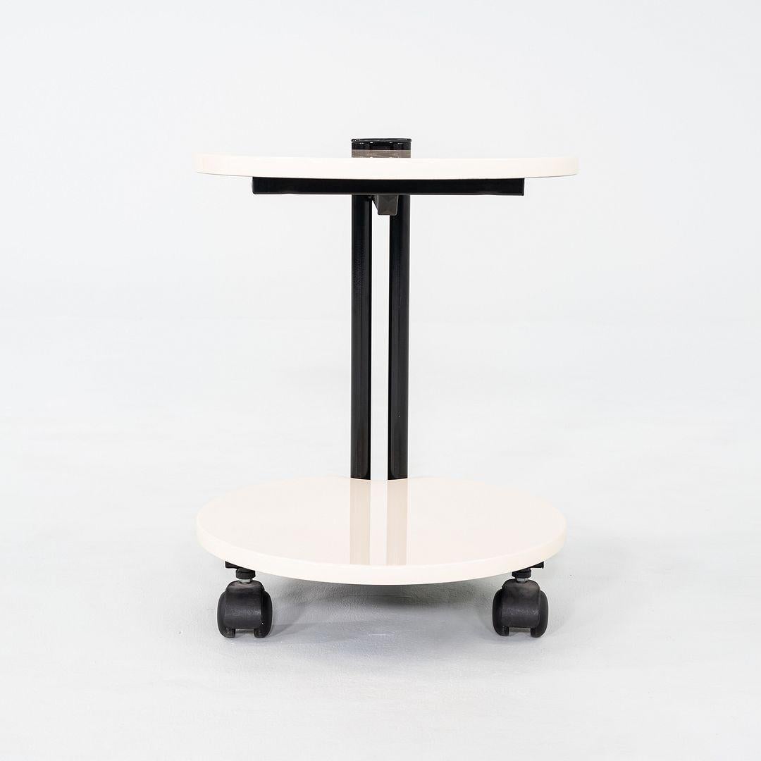 italien 1980 Collection Sace Collectional Table d'appoint laquée blanche sur roulettes en vente