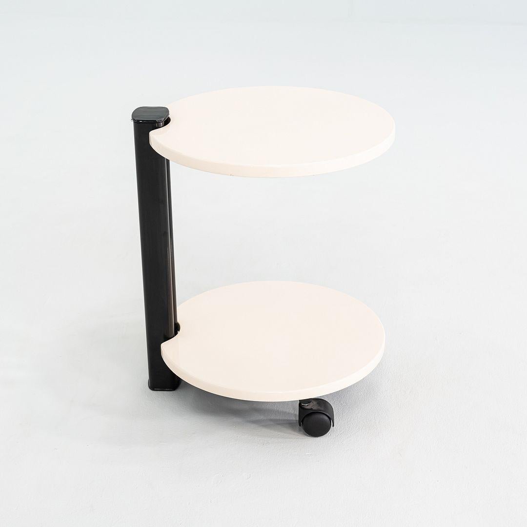 Fin du 20e siècle 1980 Collection Sace Collectional Table d'appoint laquée blanche sur roulettes en vente