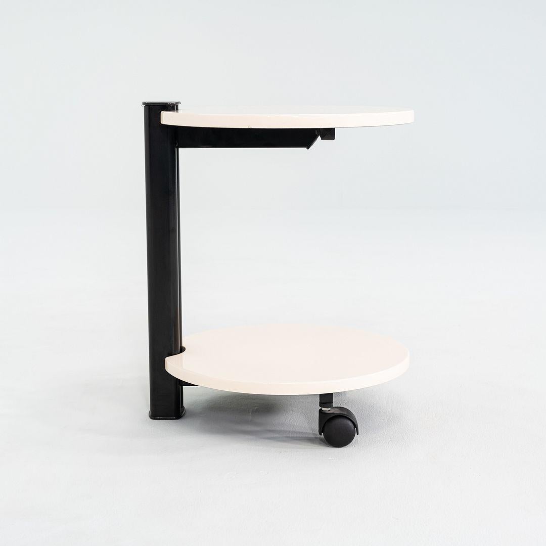 Laque 1980 Collection Sace Collectional Table d'appoint laquée blanche sur roulettes en vente
