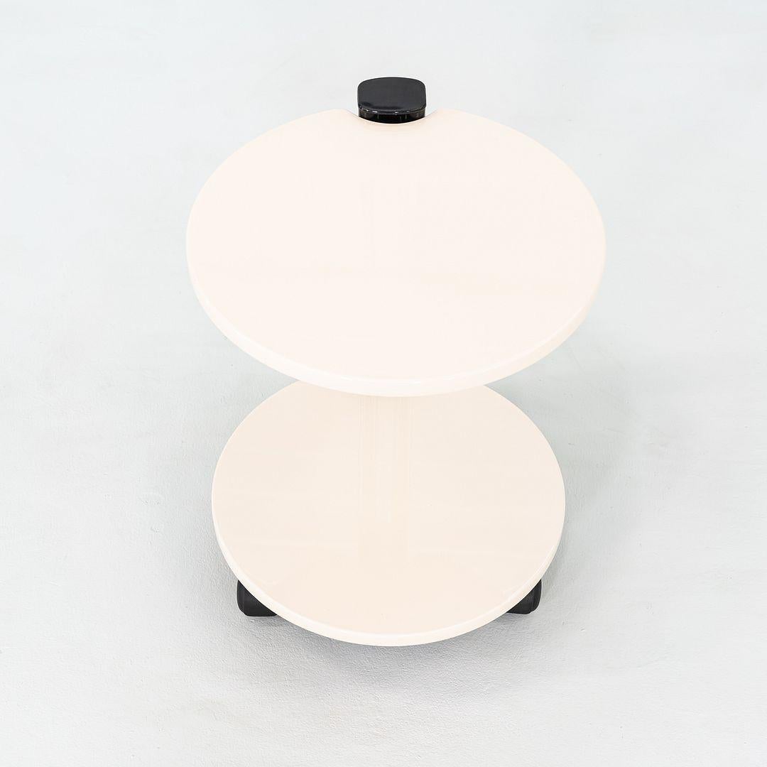 1980 Collection Sace Collectional Table d'appoint laquée blanche sur roulettes en vente 1