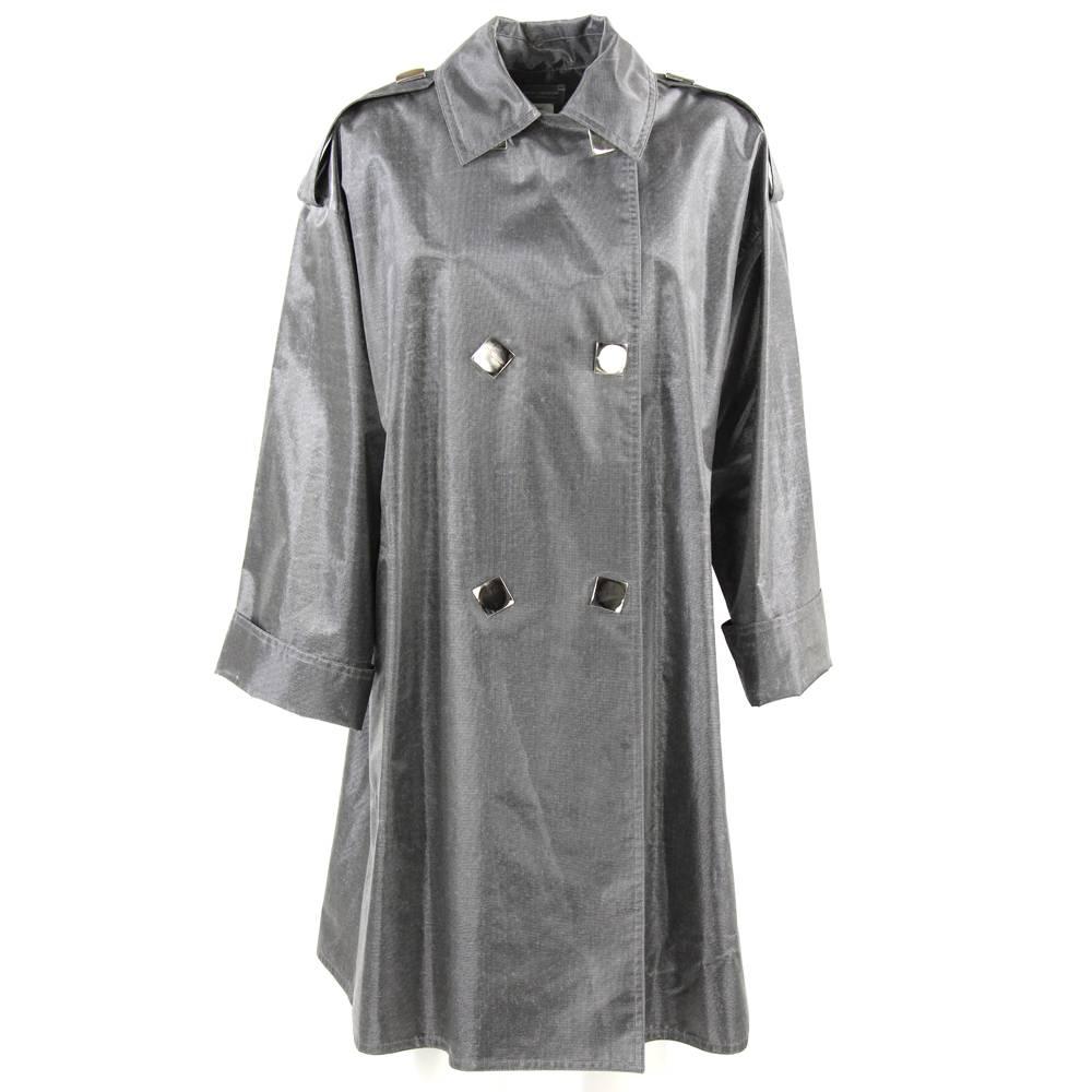 Paco Rabanne silver synthetic belted raincoat featuring silver press buttons and an oversized style.
This piece is kept in good conditions. Please note the light stains on one of the front buttons. Two front pockets.

Measurements:

length:100