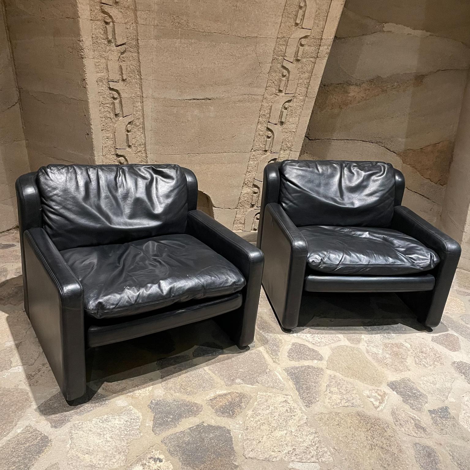 Late 20th Century 1980s Italian Black Leather Club Lounge Chairs Low Profile by Arflex of Italy For Sale