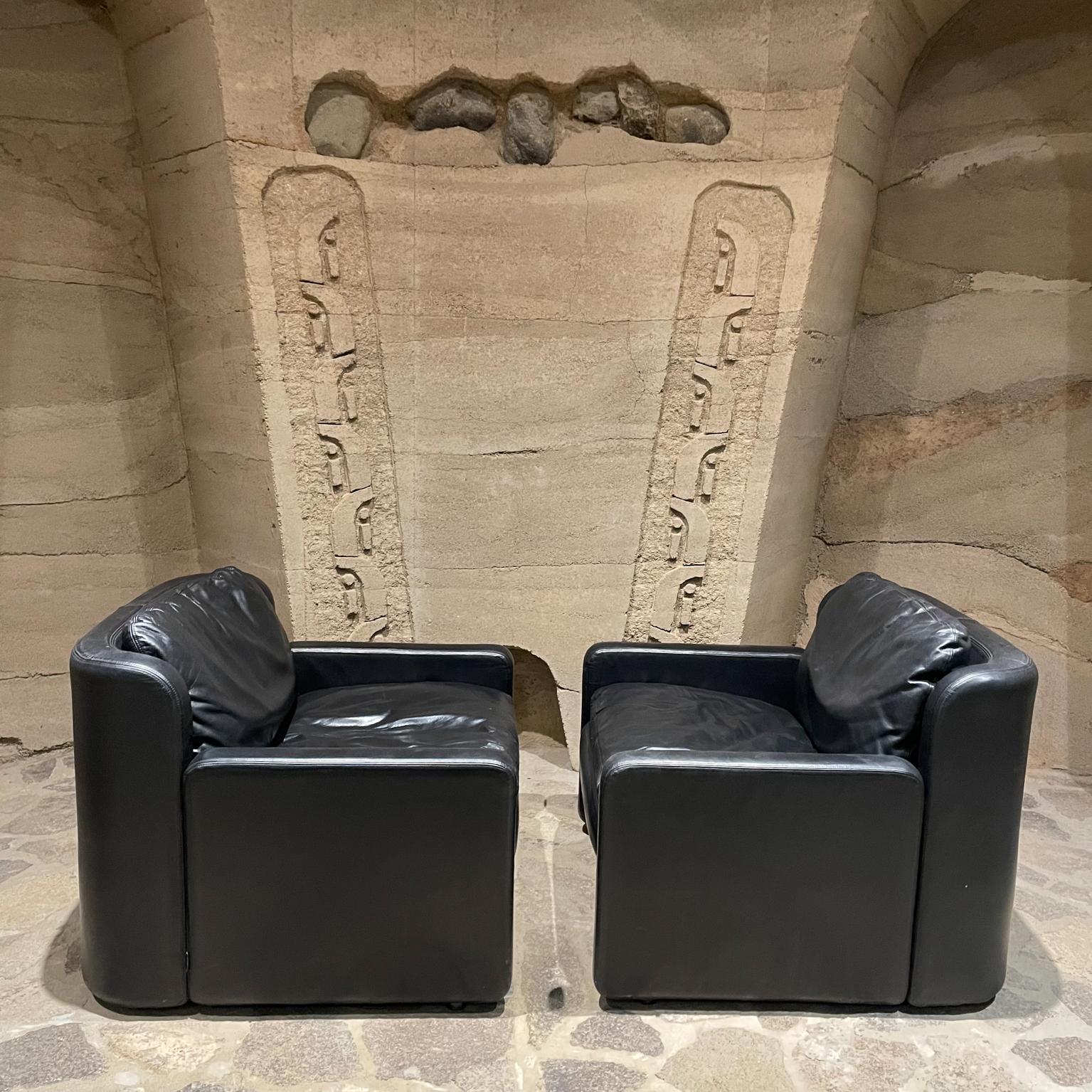 1980s Italian Black Leather Club Lounge Chairs Low Profile by Arflex of Italy For Sale 1