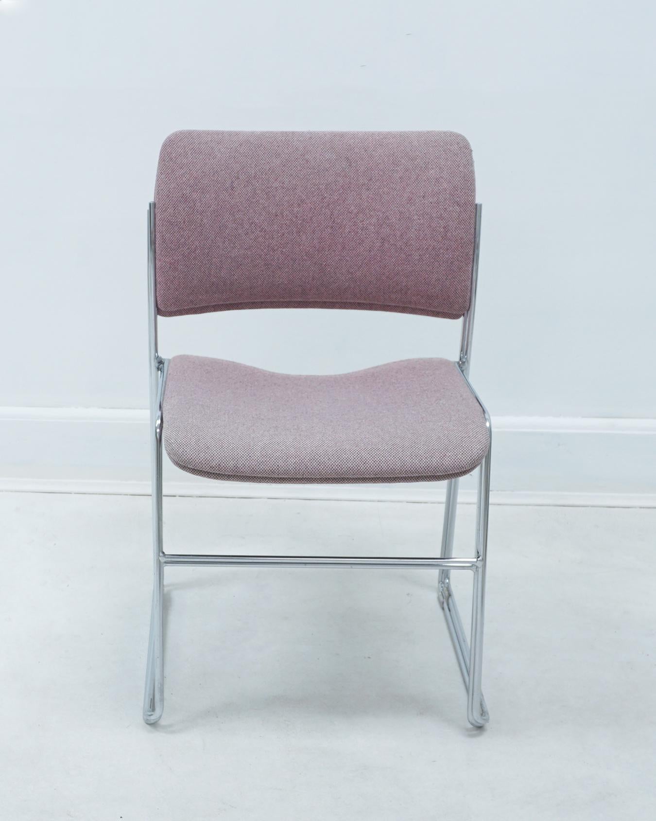 Métal Paire de chaises empilables 40/4 avec tissu rose d'origine par David Rowland, années 1980 en vente