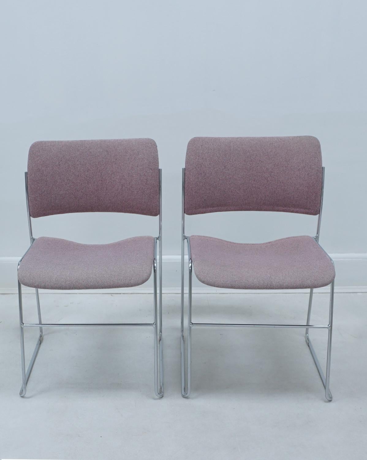 Paire de chaises empilables 40/4 avec tissu rose d'origine par David Rowland, années 1980 en vente 1