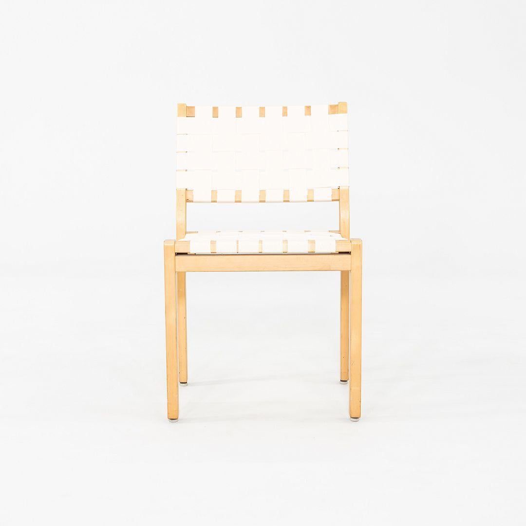 1980s Pair of Alvar & Aino Aalto for Artek 611 Stacking Dining /Side Chairs en vente 4