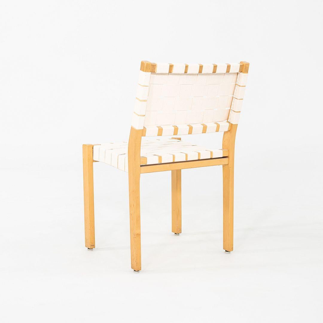 Moderne 1980s Pair of Alvar & Aino Aalto for Artek 611 Stacking Dining /Side Chairs en vente