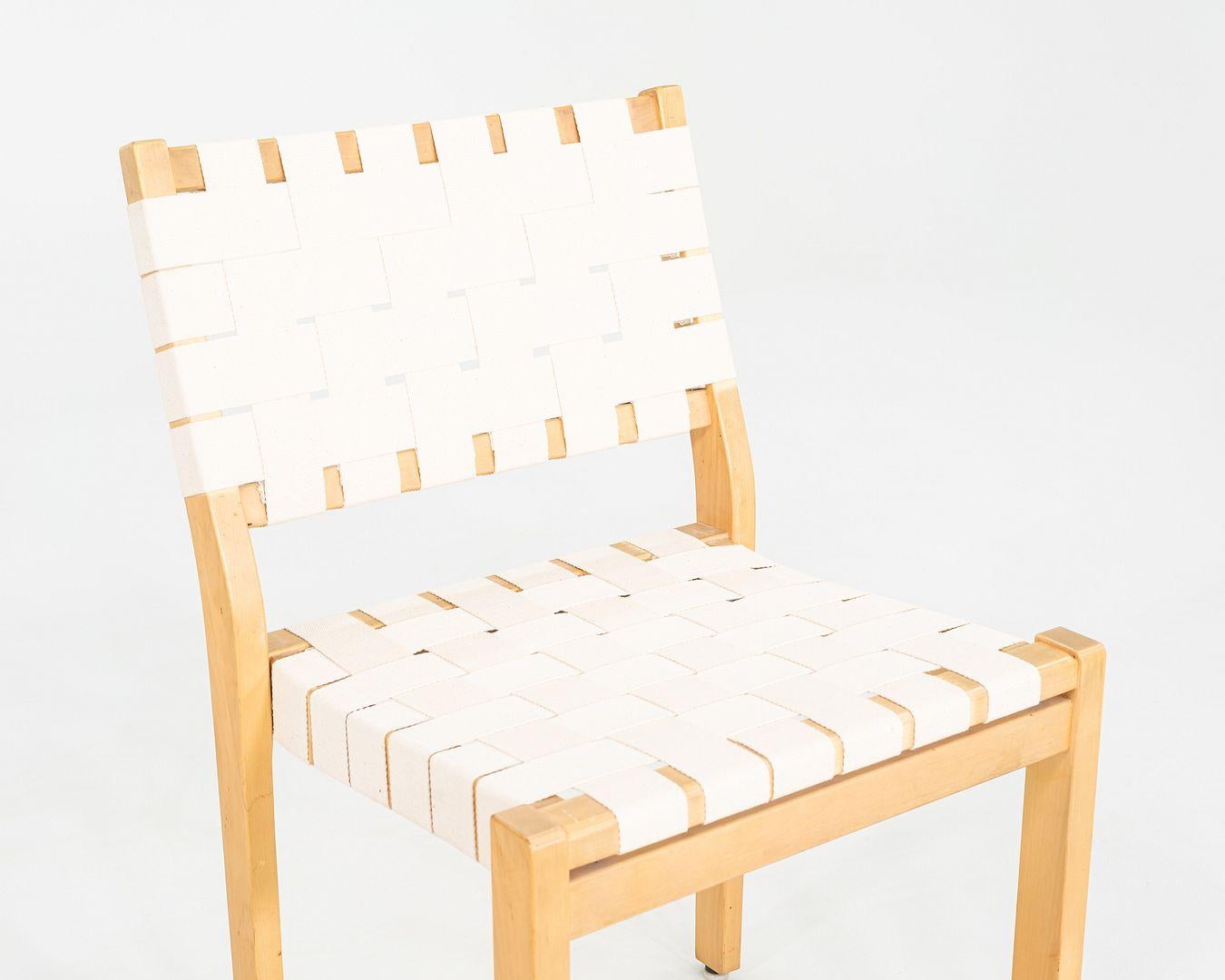 Fin du 20e siècle 1980s Pair of Alvar & Aino Aalto for Artek 611 Stacking Dining /Side Chairs en vente