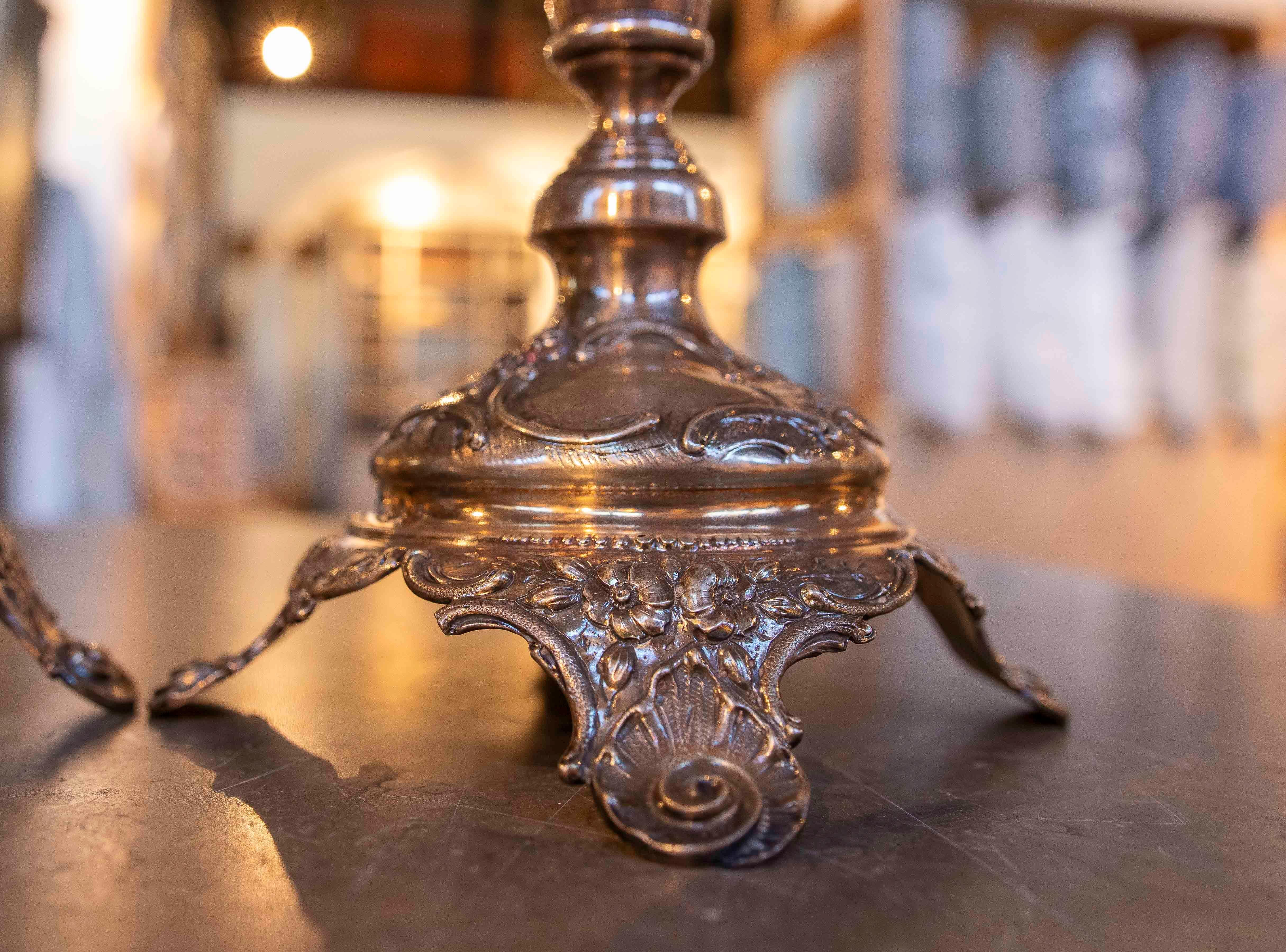 1980s Pair of Antique Bronze Five-arm Candelabras im Angebot 5