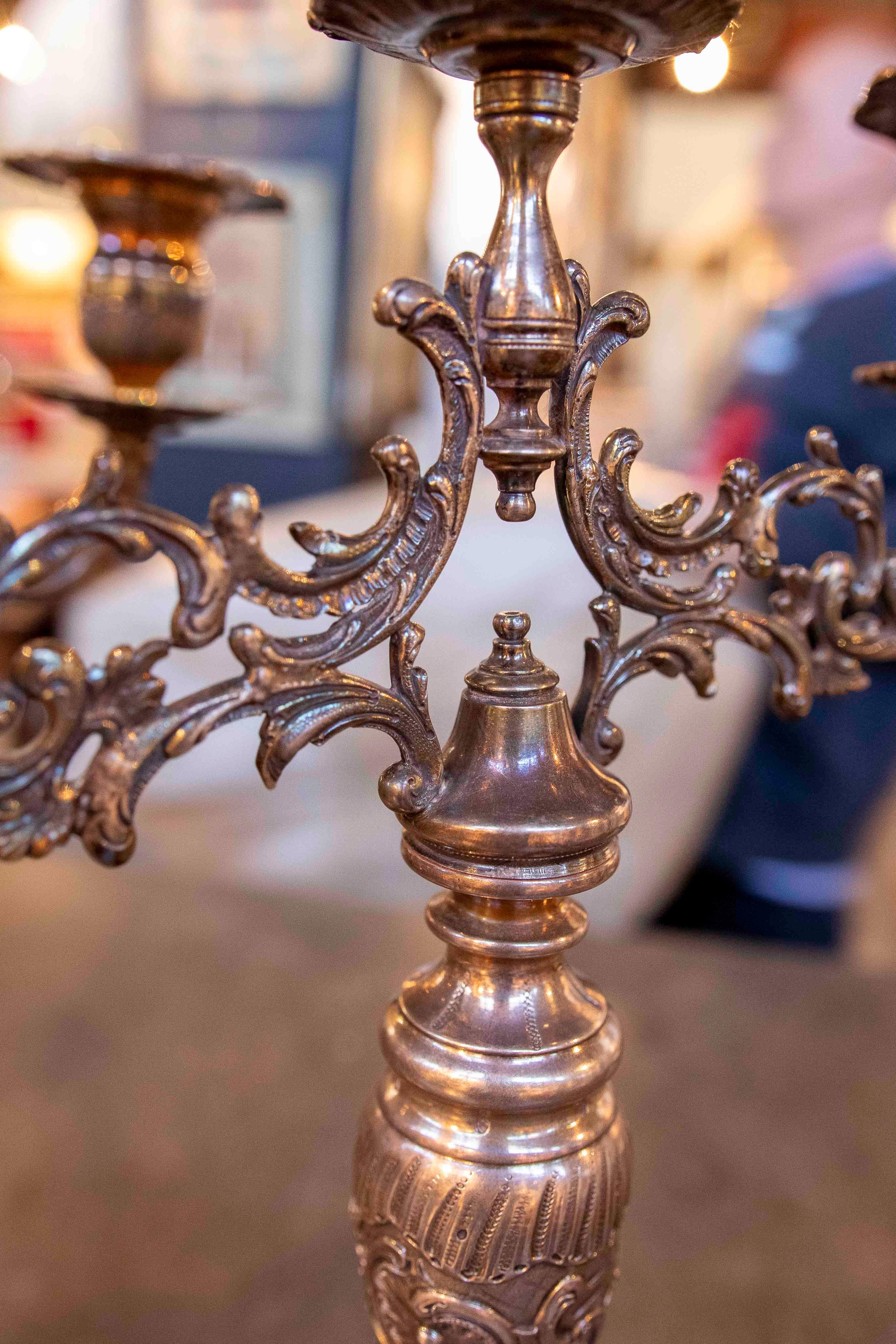 1980s Pair of Antique Bronze Five-arm Candelabras im Angebot 6