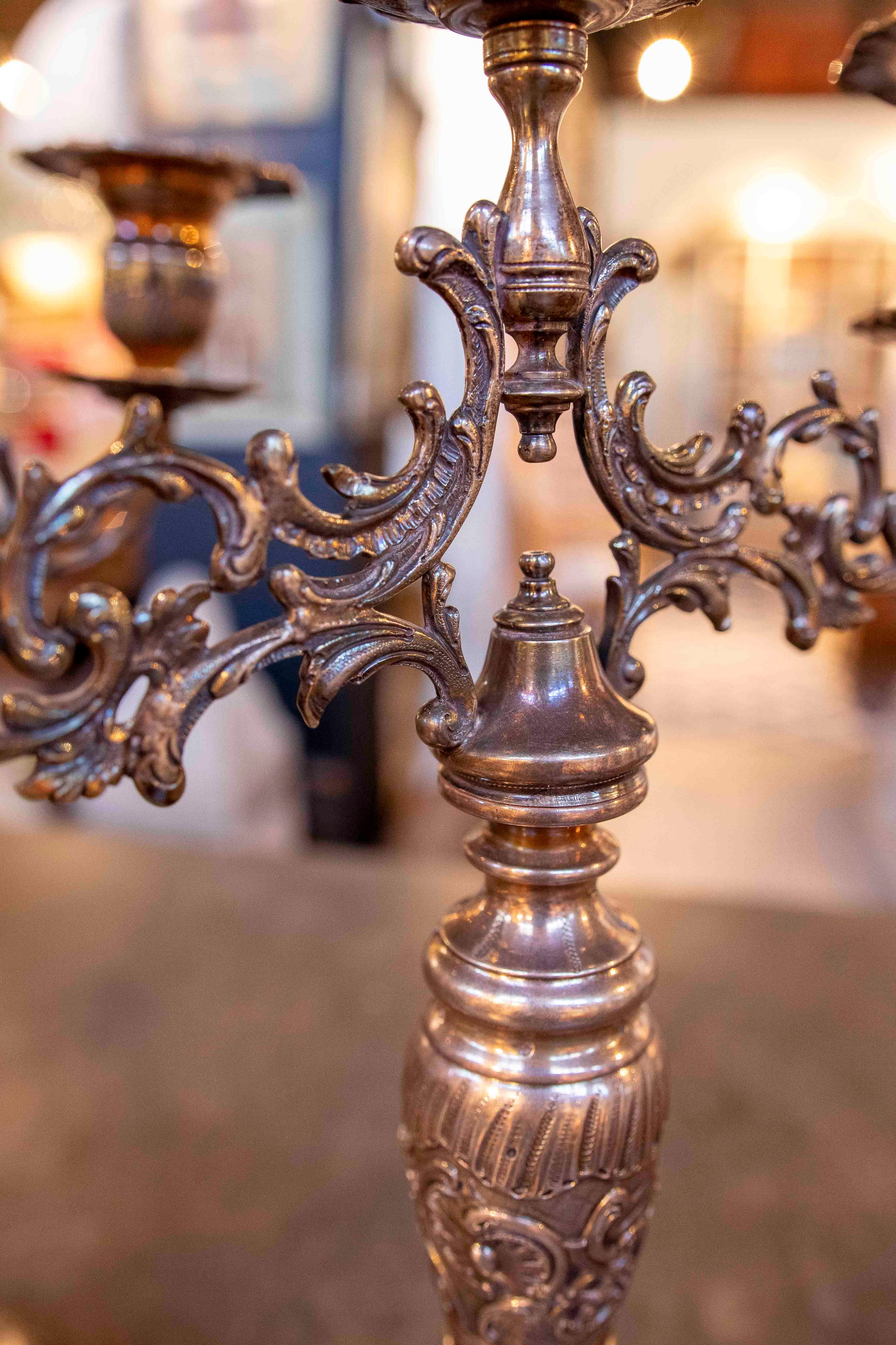 1980s Pair of Antique Bronze Five-arm Candelabras im Angebot 7