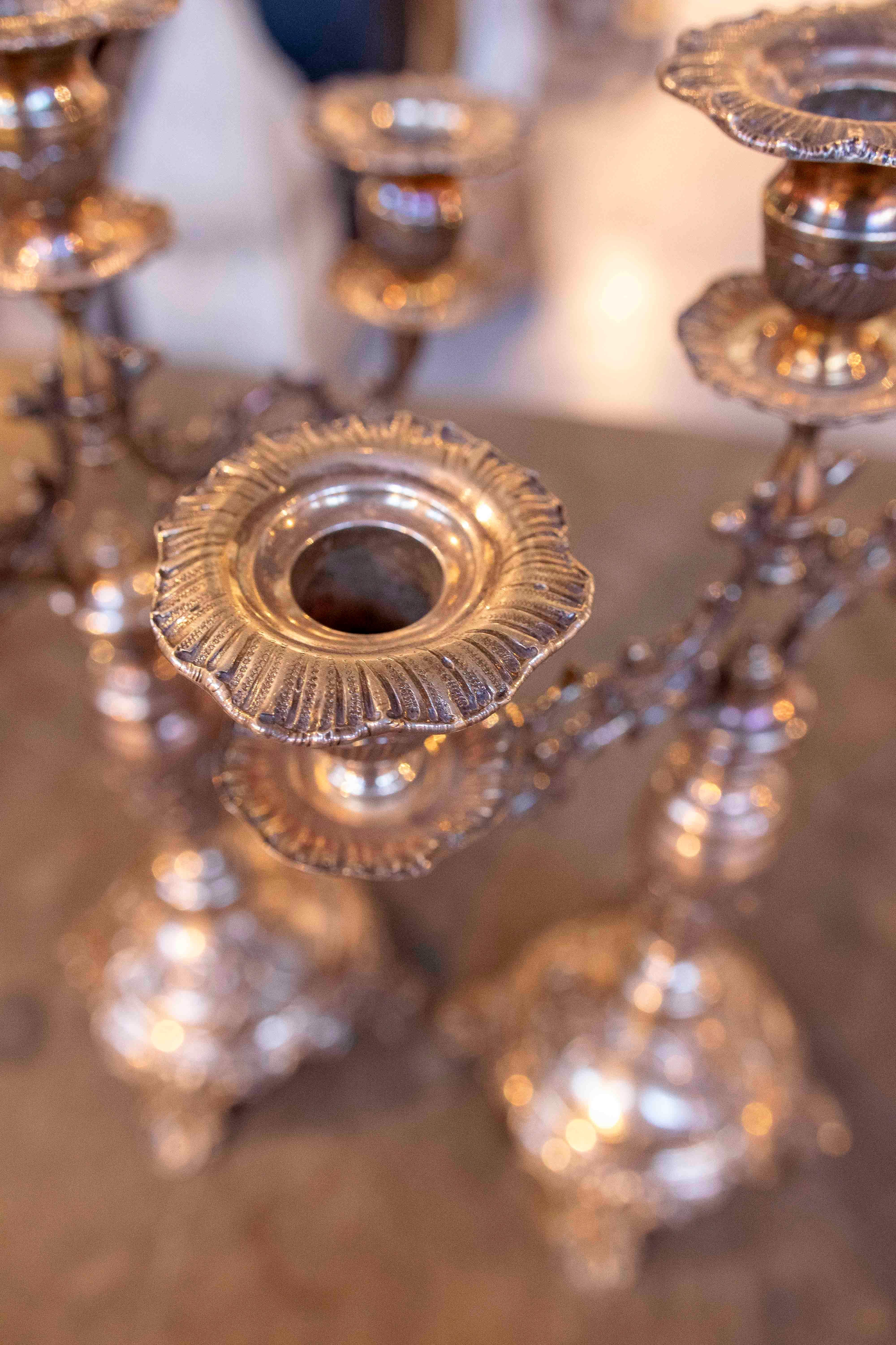 1980s Pair of Antique Bronze Five-arm Candelabras im Angebot 8