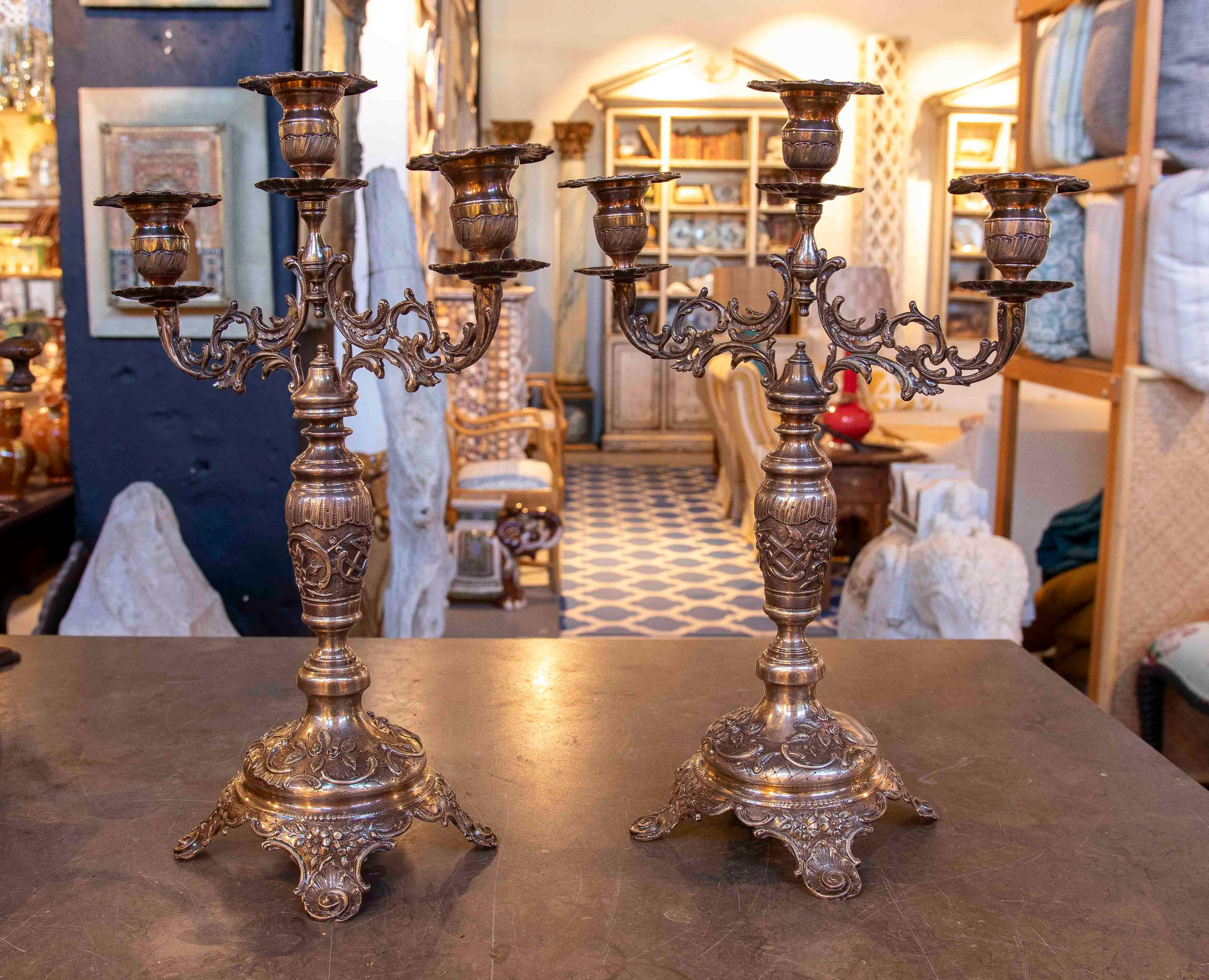 1980s Pair of Antique Bronze Five-arm Candelabras (Spanisch) im Angebot