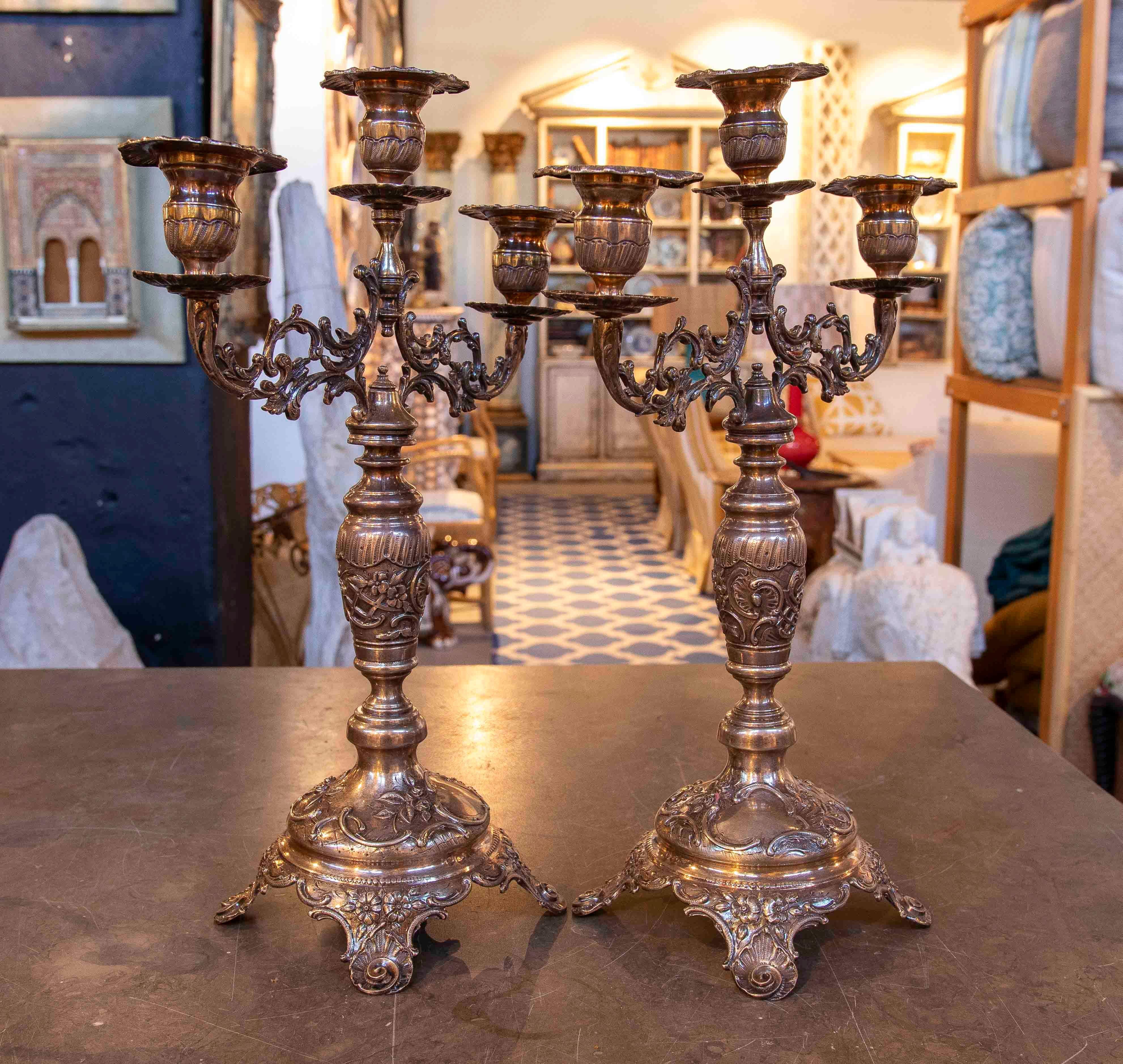 1980s Pair of Antique Bronze Five-arm Candelabras im Zustand „Gut“ im Angebot in Marbella, ES