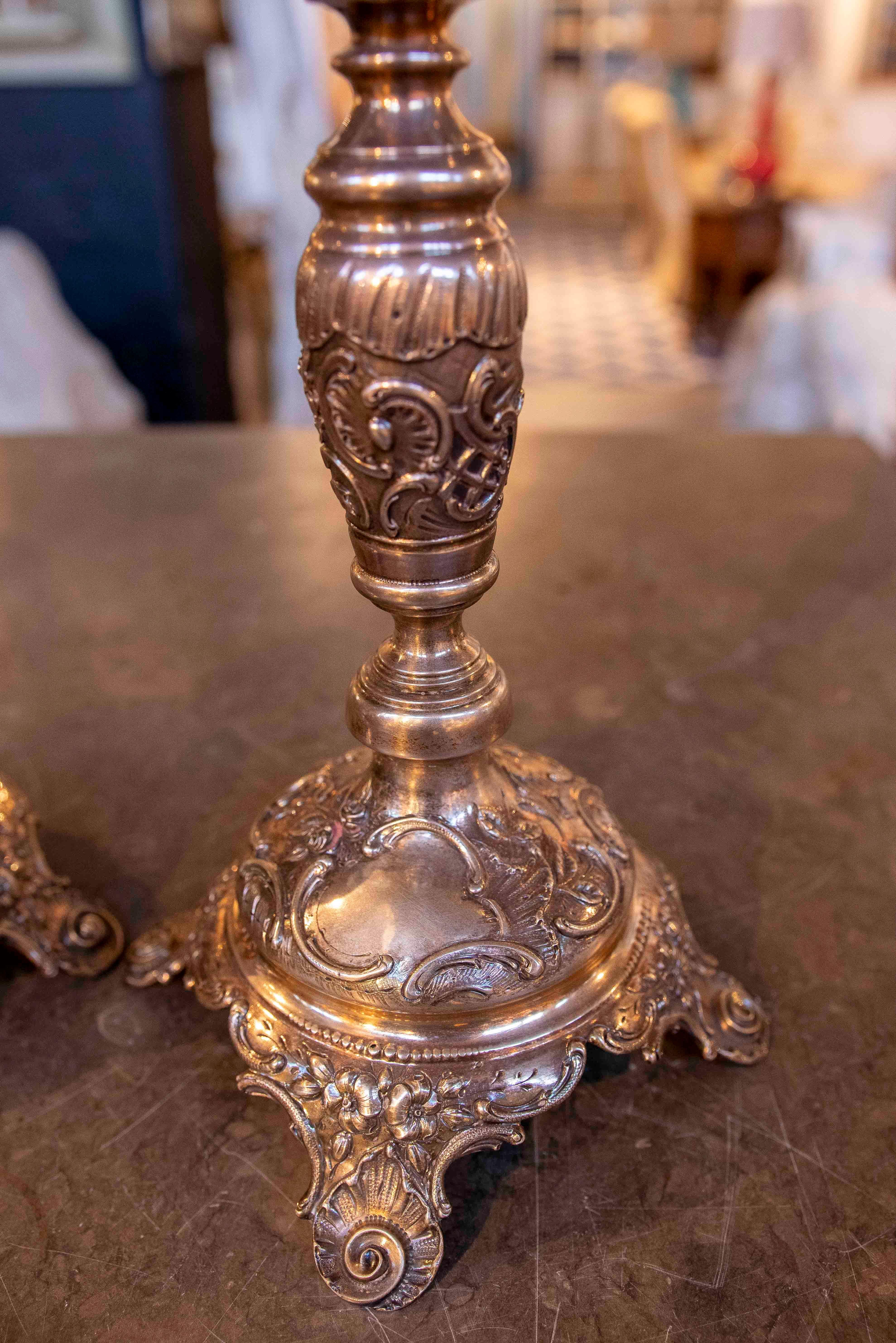 1980s Pair of Antique Bronze Five-arm Candelabras (20. Jahrhundert) im Angebot