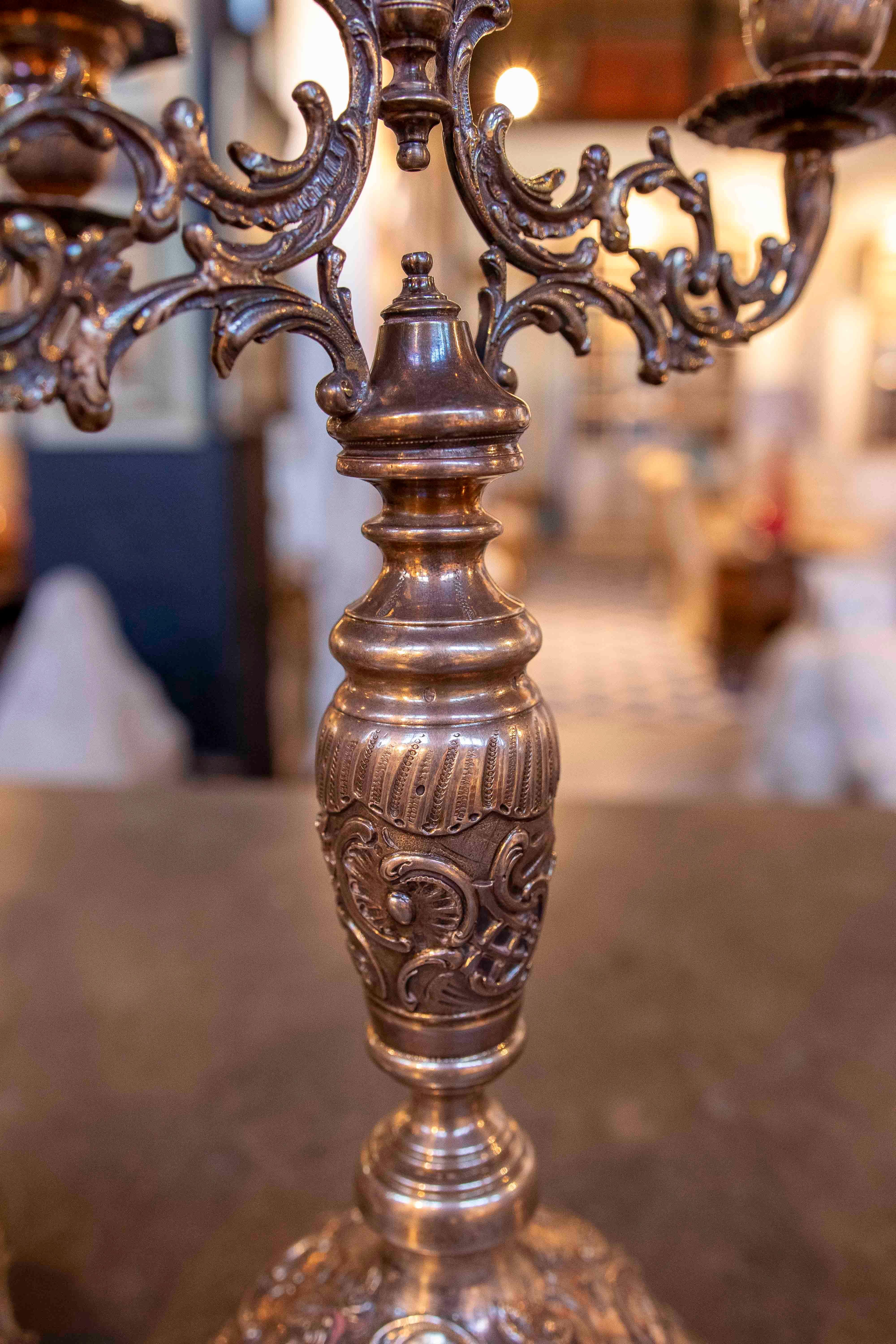 1980s Pair of Antique Bronze Five-arm Candelabras im Angebot 1