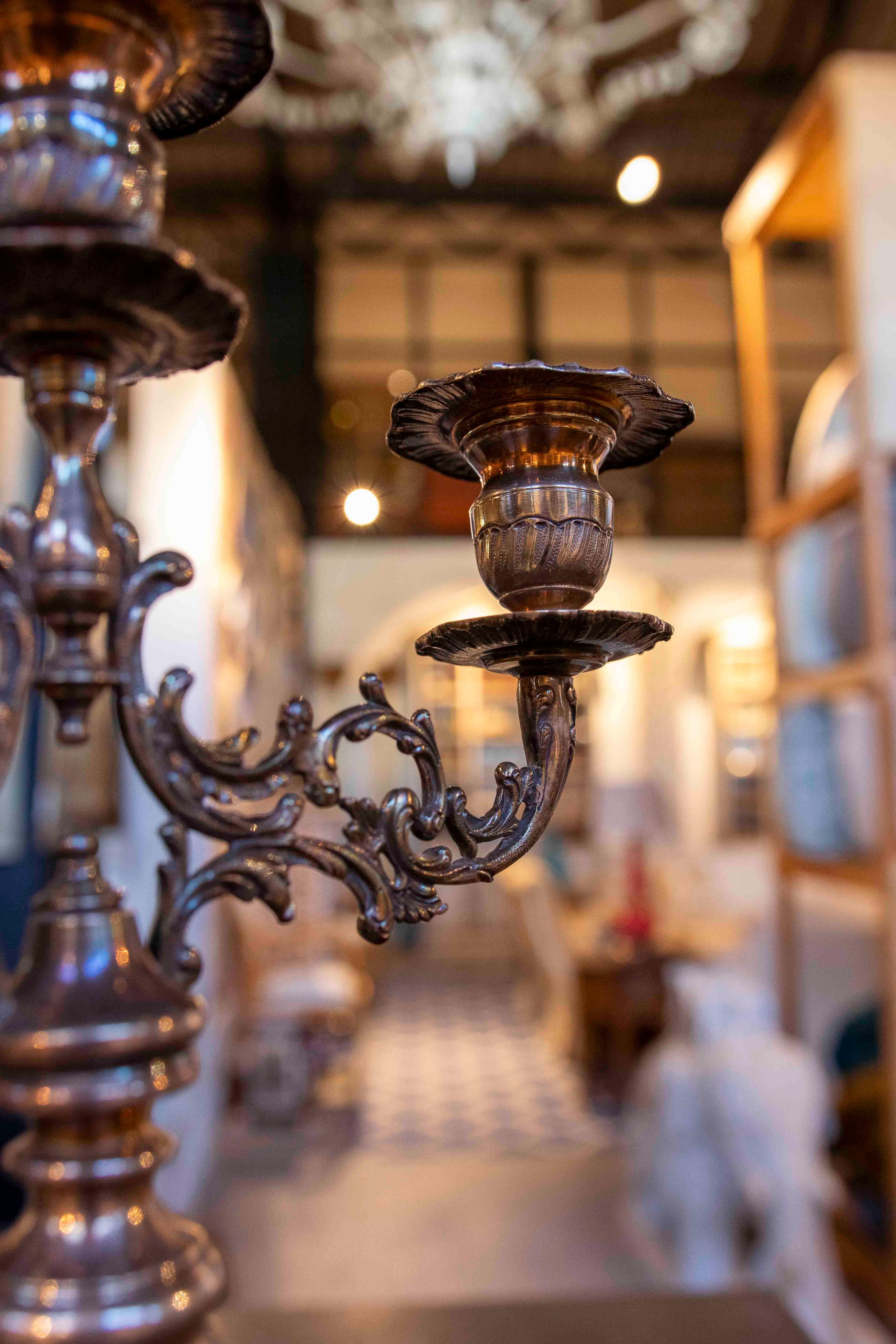 1980s Pair of Antique Bronze Five-arm Candelabras im Angebot 2