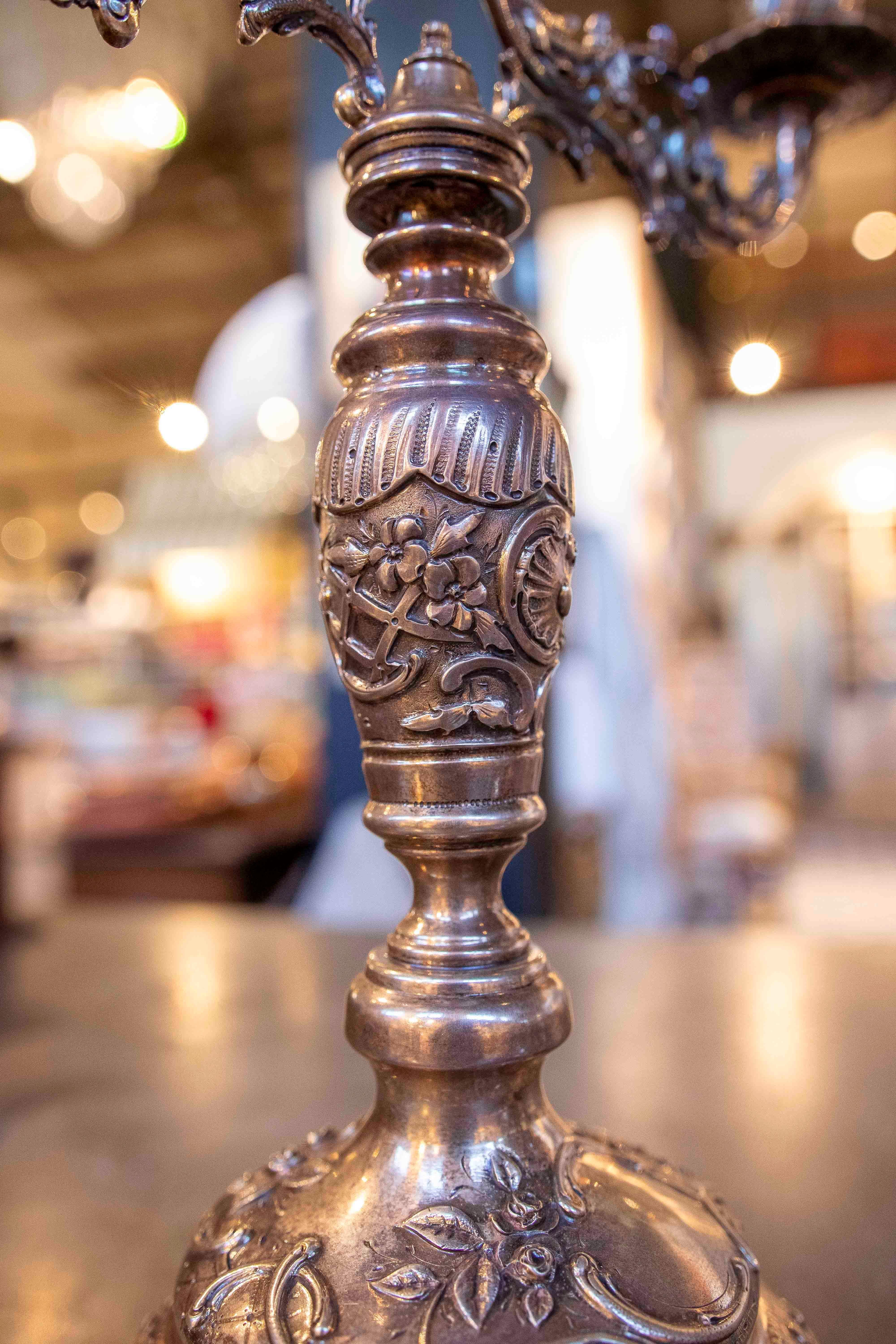 1980s Pair of Antique Bronze Five-arm Candelabras im Angebot 3