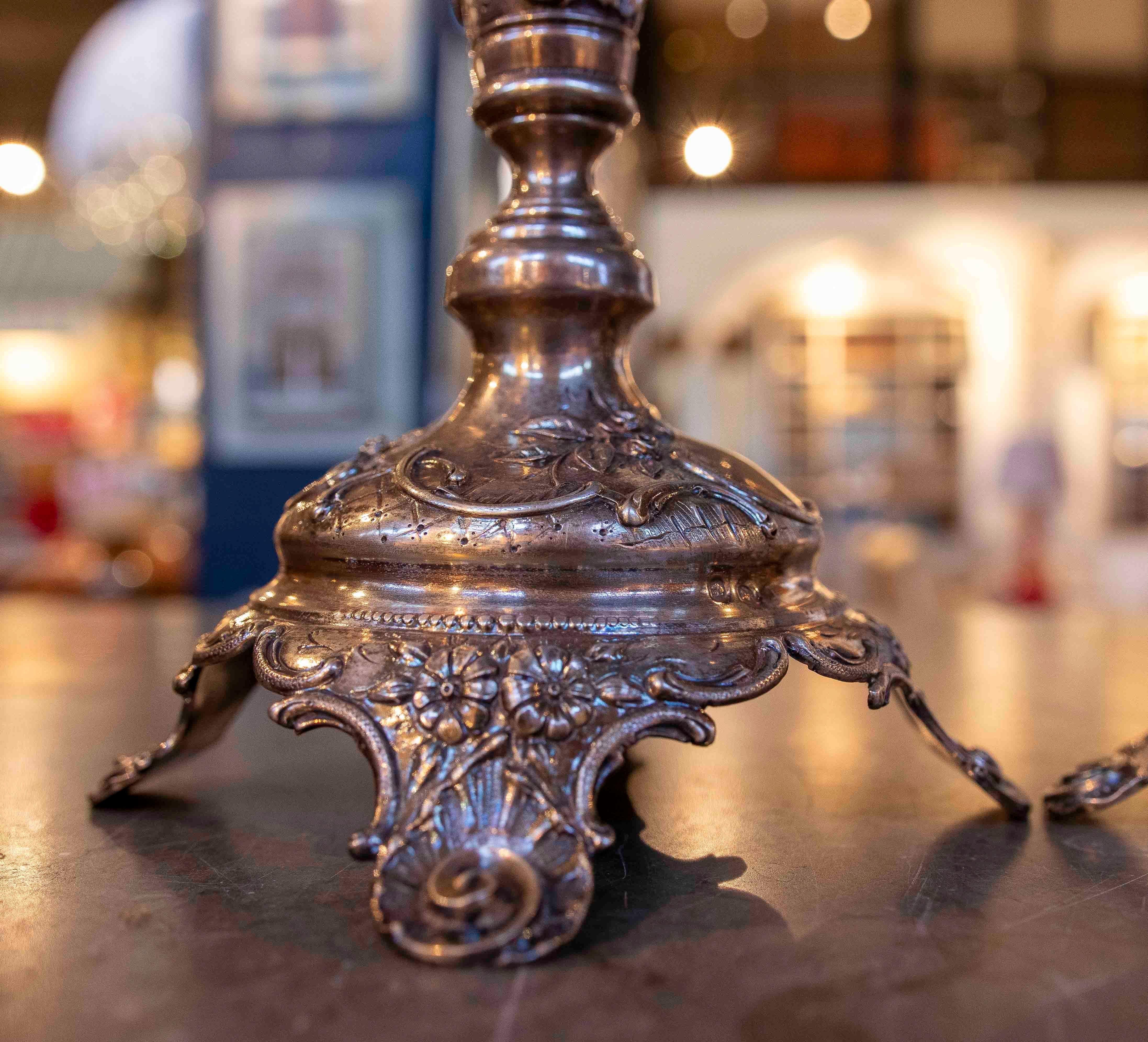 1980s Pair of Antique Bronze Five-arm Candelabras im Angebot 4